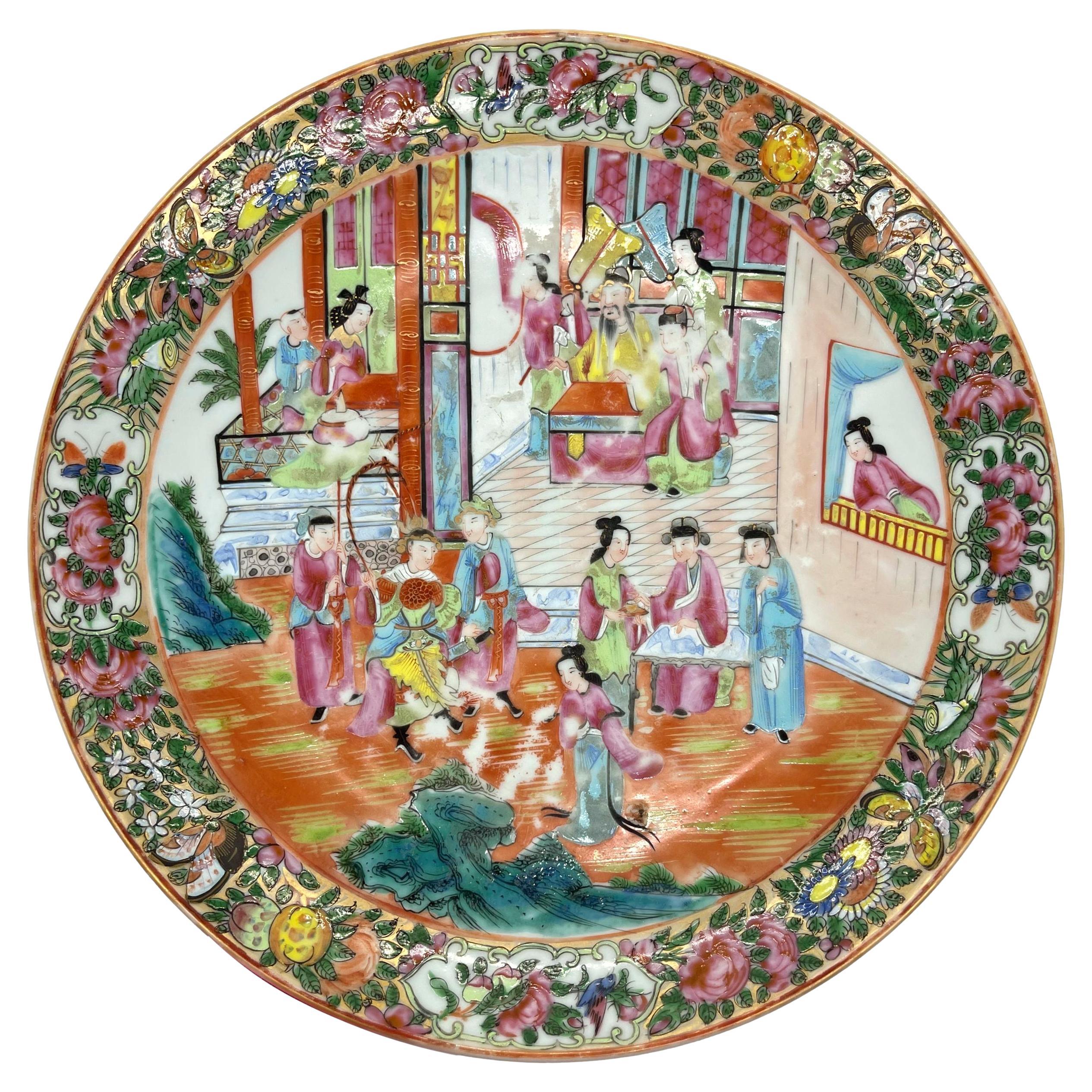 Assiette de présentation à motif mandarin Famille Rose de Canton, dynastie Qing, vers 1890 en vente