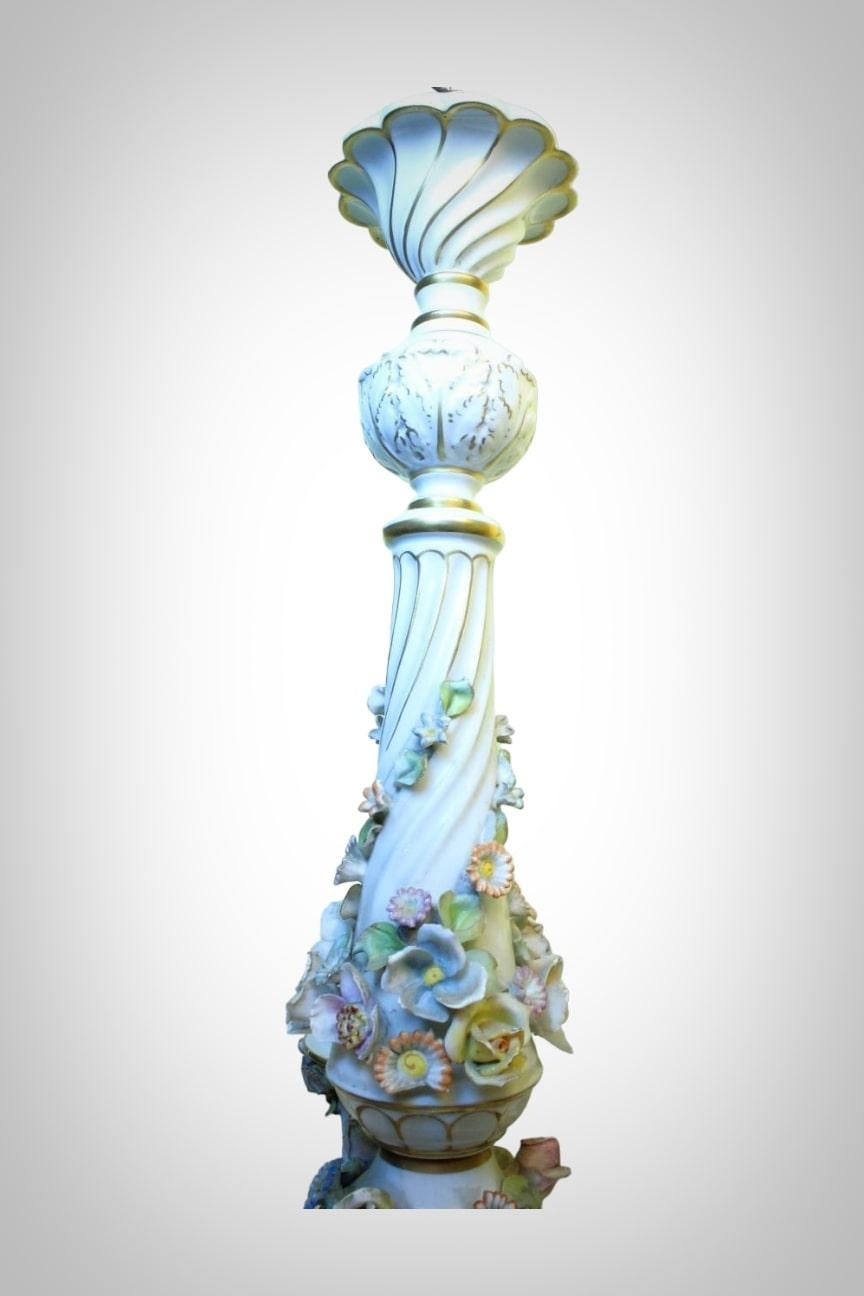 A Capodimonte porcelain chandelier In Good Condition In Madrid, ES