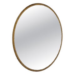 Uno specchio accattivante con finitura in ottone vintage.