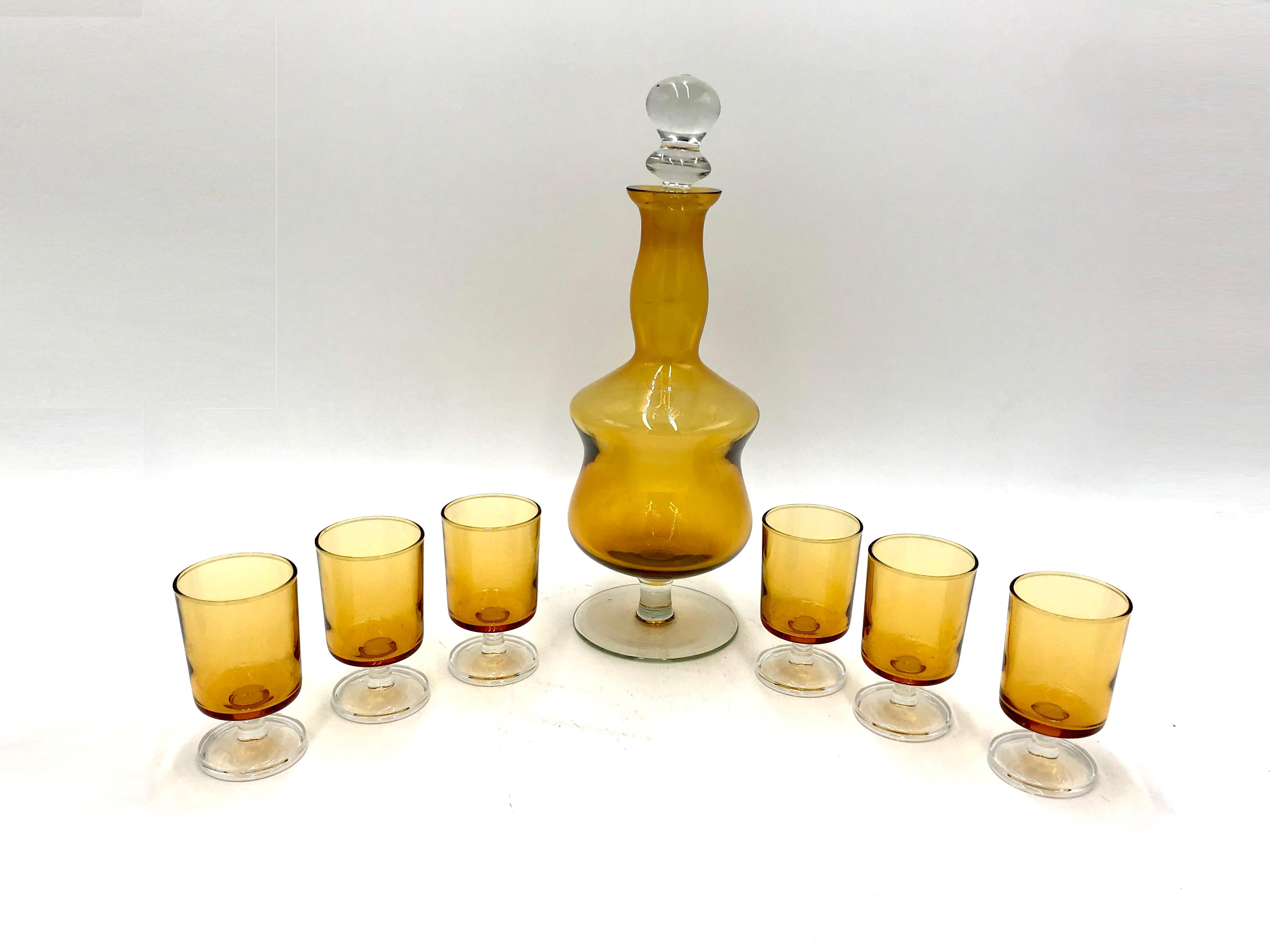 Glass liqueur set in a honey color carafe + 6 glasses on a stem.

Very good condition, no damage.

Glasses signed FRANCE on the bottom

Measures: height 32cm, diameter 11cm.