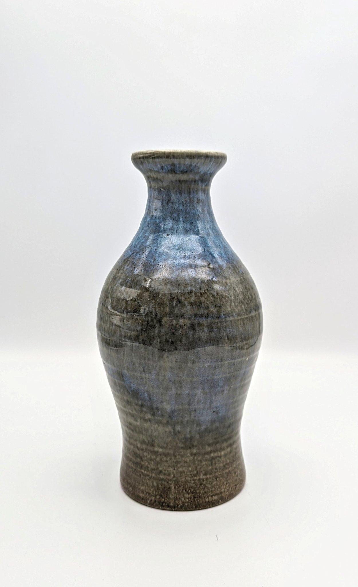  Vase en forme de bouteille conçu par Carl-Harry Stålhane pour Rörstrand Suède en 1957. Il s'agit du Design STB des Alphabet-Vases de Stålhane, une forme de bouteille simple mais élégante, dans ce cas particulier avec une superbe glaçure stratifiée