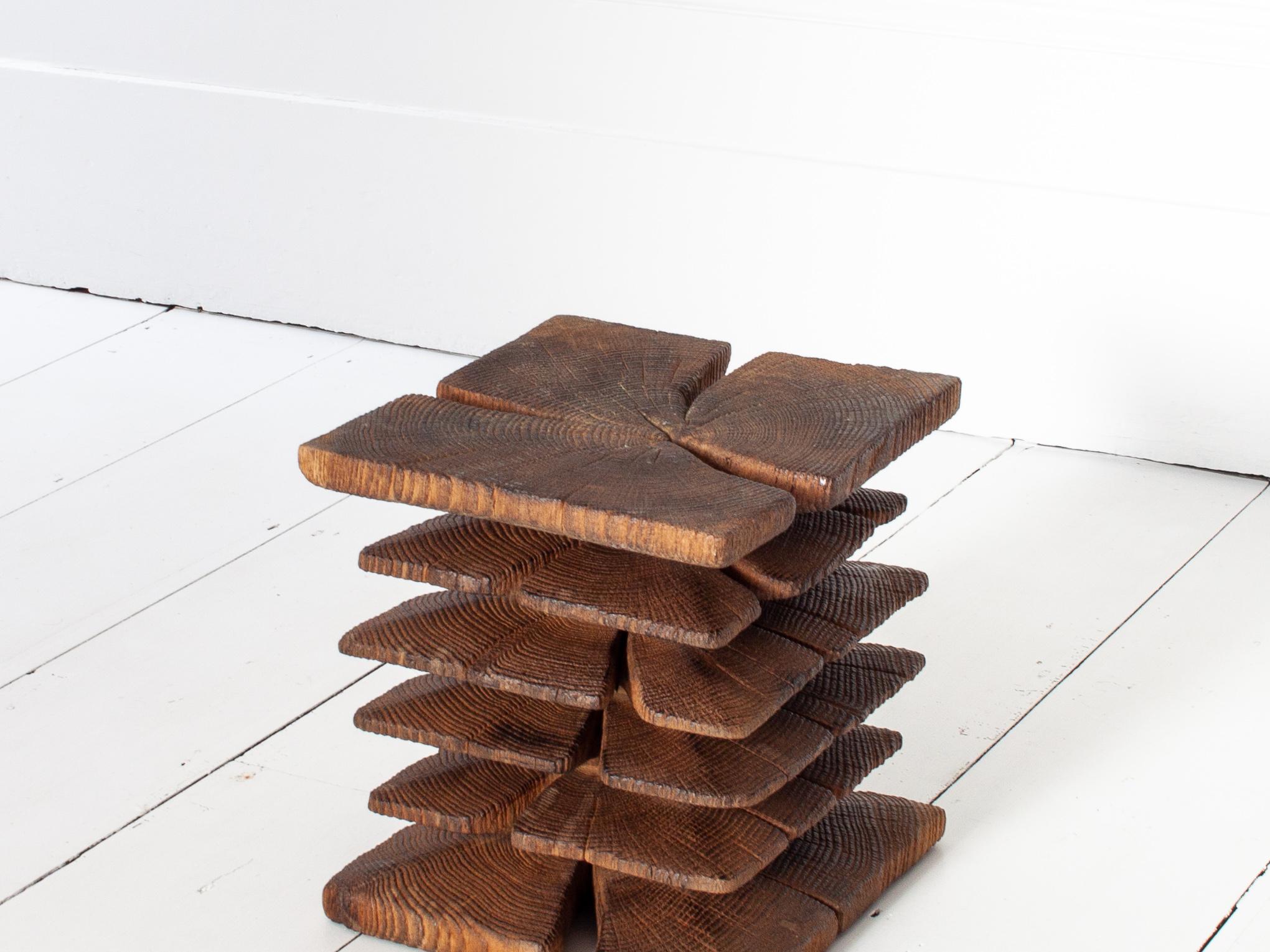 Mesa auxiliar Carl Wilhelm Hahn rústica, tallada y escalonada, años 60, Inglaterra

Una mesa auxiliar tallada, rústica y maravillosamente primitiva, con una construcción arenada - esta pieza tiene un acabado rústico que engloba grietas y