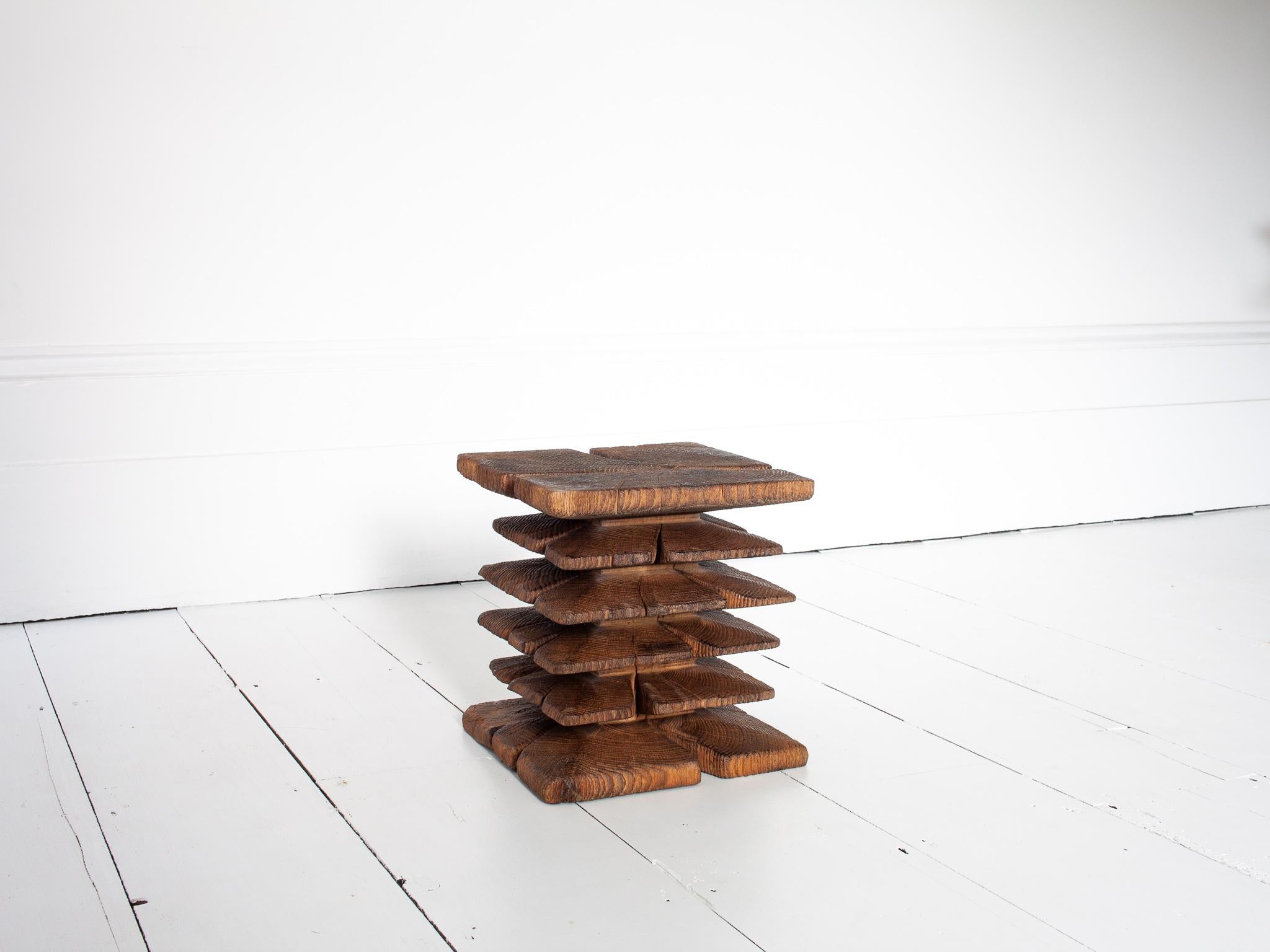 Mesa auxiliar Carl Wilhelm Hahn rústica, tallada y escalonada, años 60, Inglaterra Madera en venta