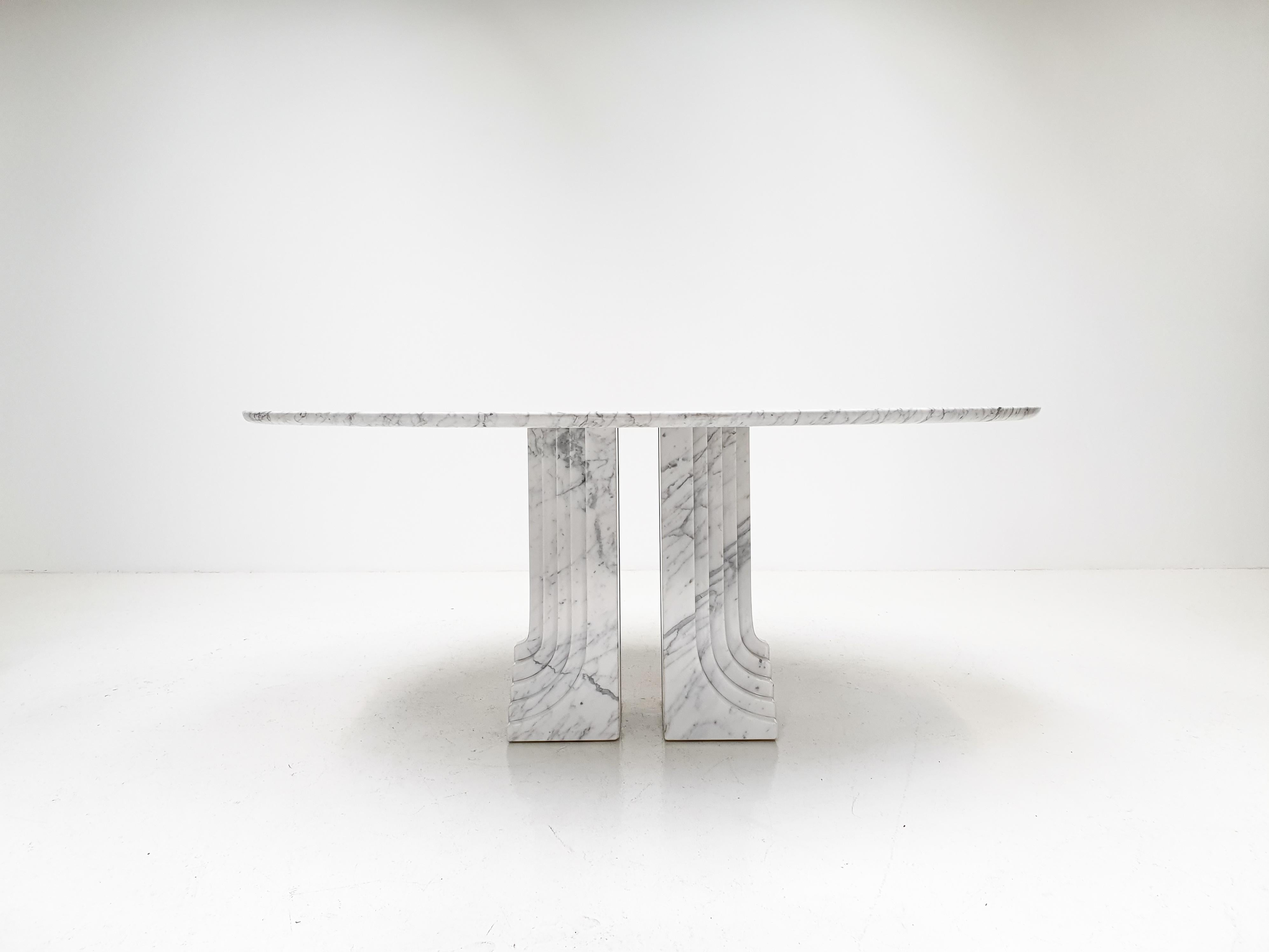 A Carlo Scarpa designed 'Samo' table for the ‘Ultrarazionale’ collection by Simon during the 1970s, Italy.

The table consists of three elements, two contoured solid Carrara marble pillars and a floating oval solid Carrara marble