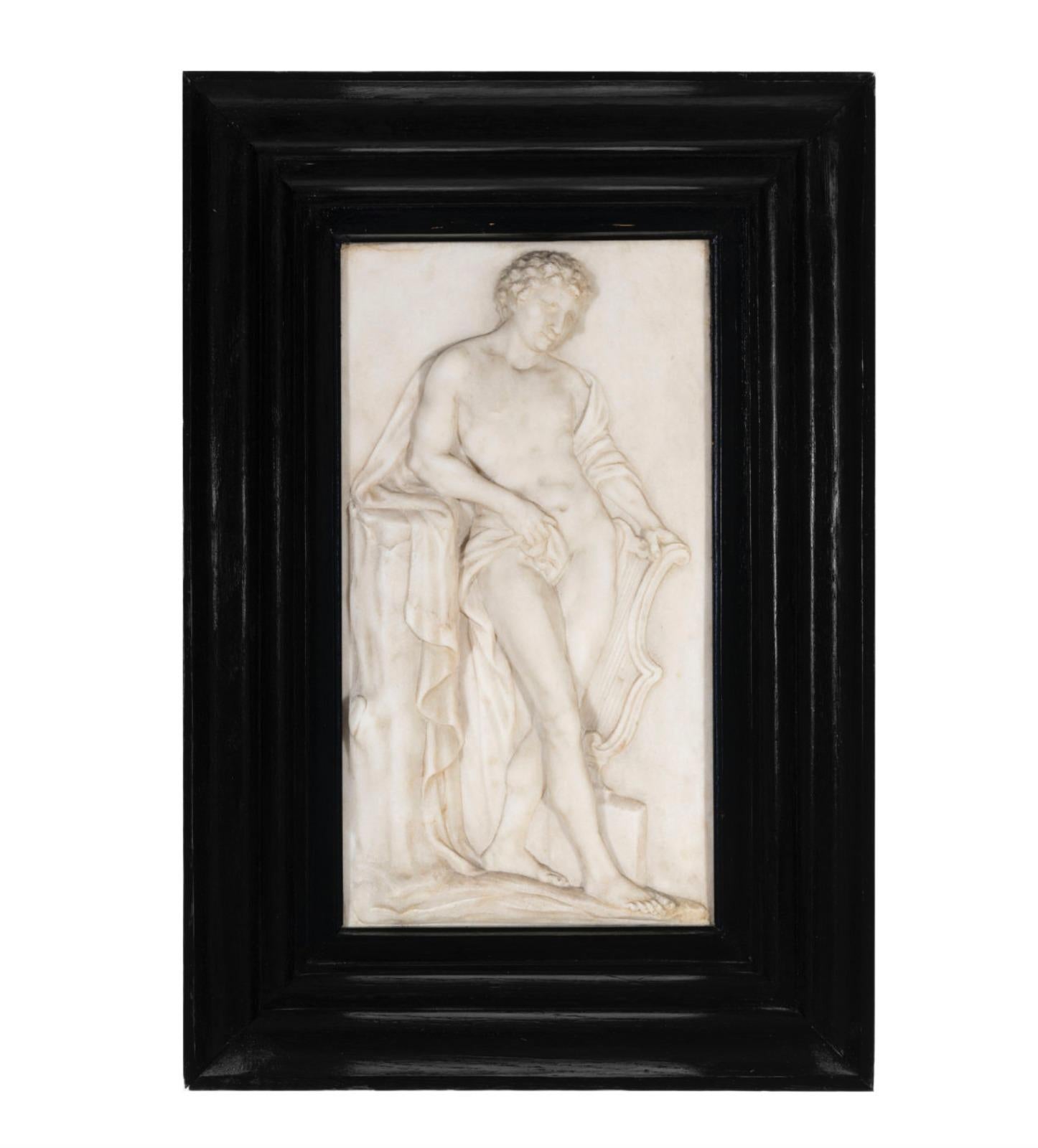 italien Bas-relief en marbre de Carrare représentant Apollon Italie, 18ème siècle en vente