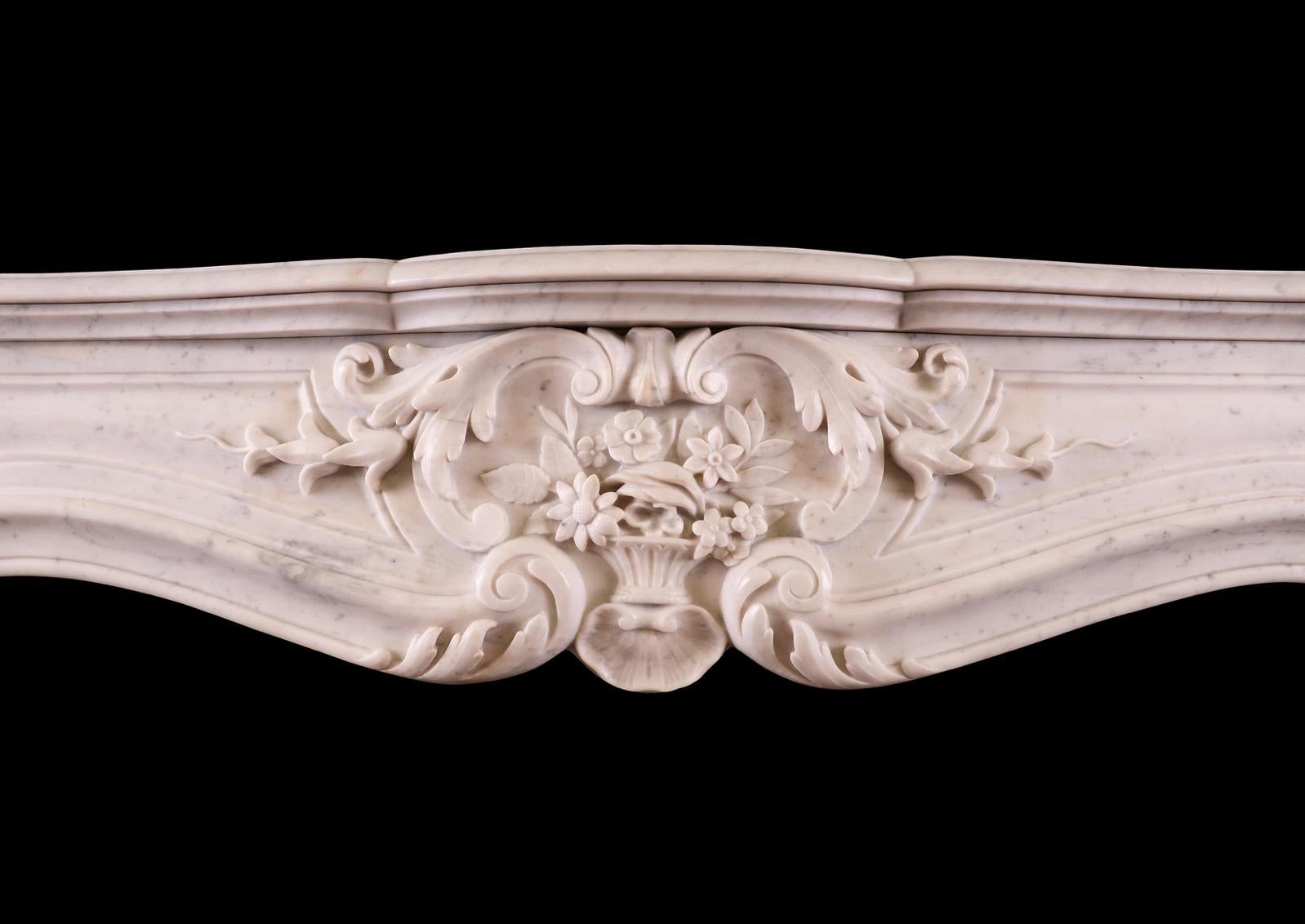 Cheminée en marbre de Carrare de style Louis XV Bon état - En vente à London, GB