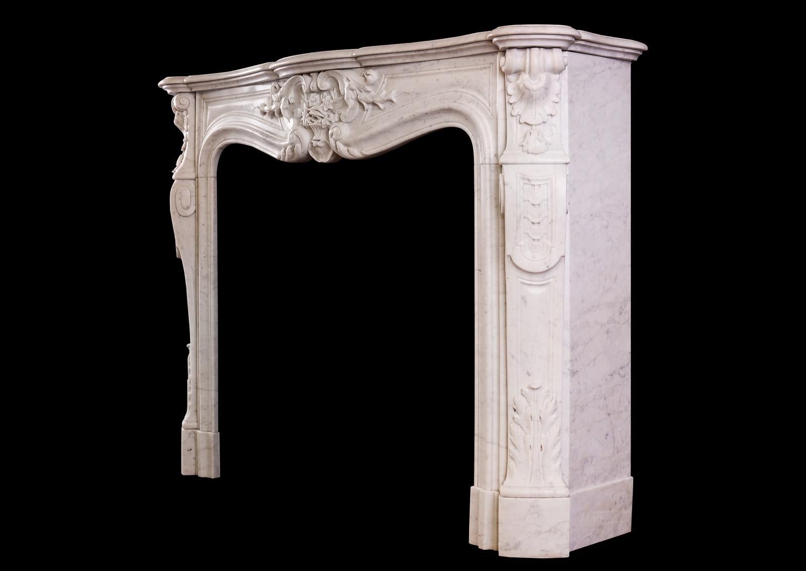 XIXe siècle Cheminée en marbre de Carrare de style Louis XV en vente