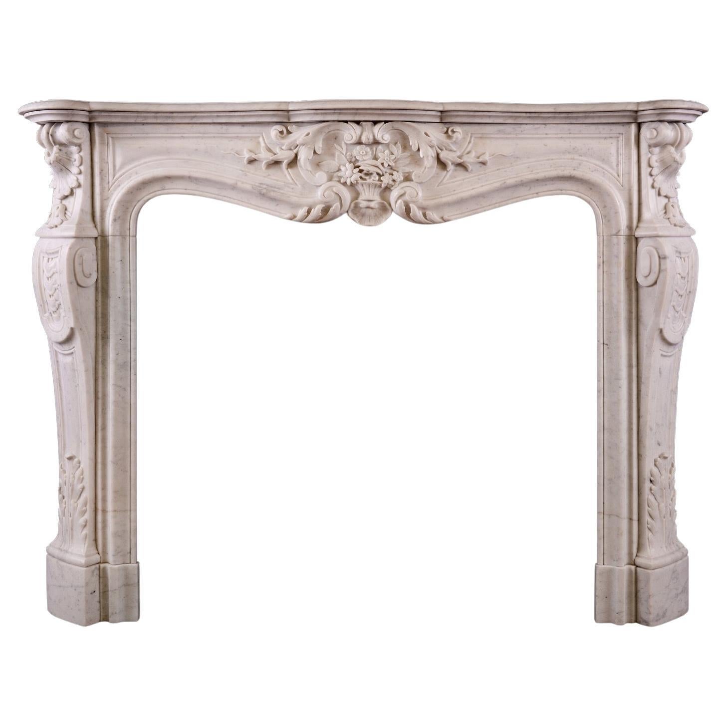 Cheminée en marbre de Carrare de style Louis XV