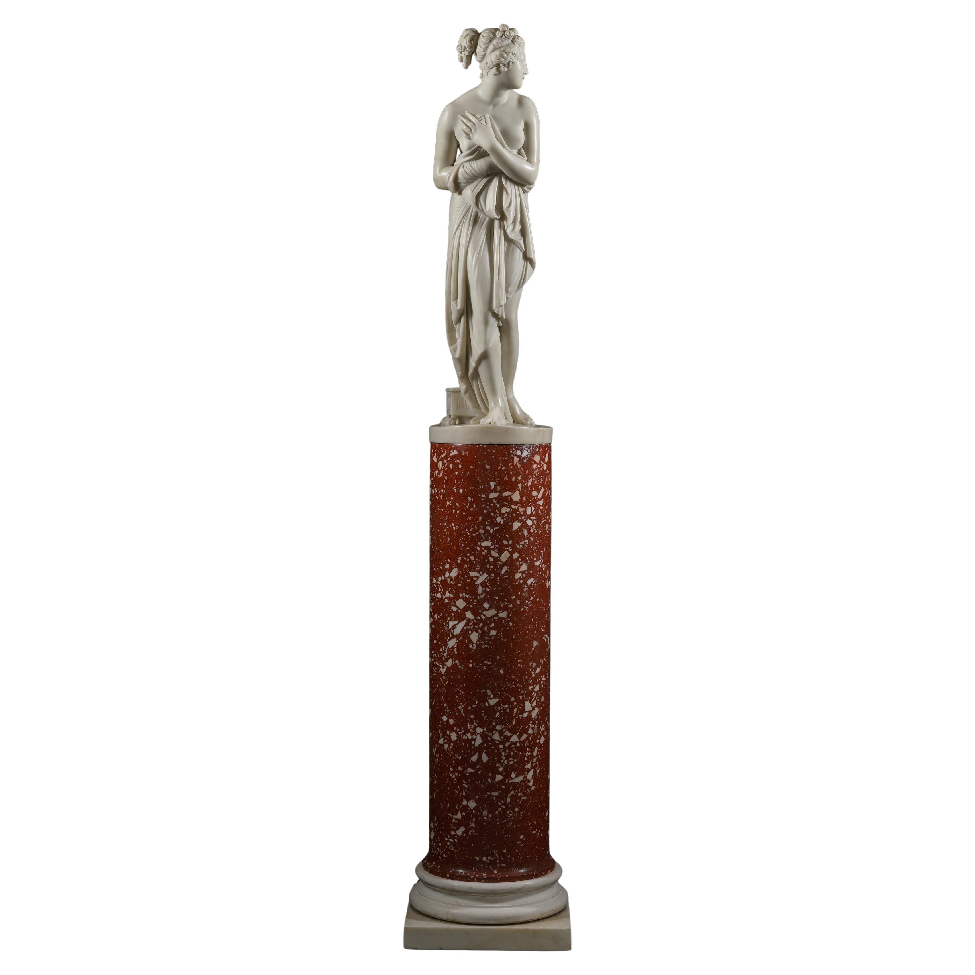 Estatua de mármol de Carrara de la "Venus Itálica", sobre pedestal, según Canova en venta