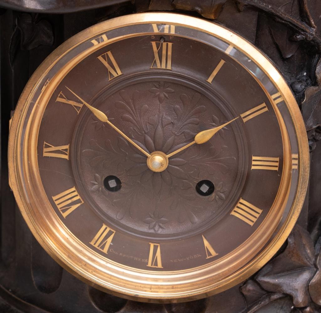Auguste-Joseph Carrier (Franzose, 1800-1875)  Patinierte Bronze-Manteluhr 