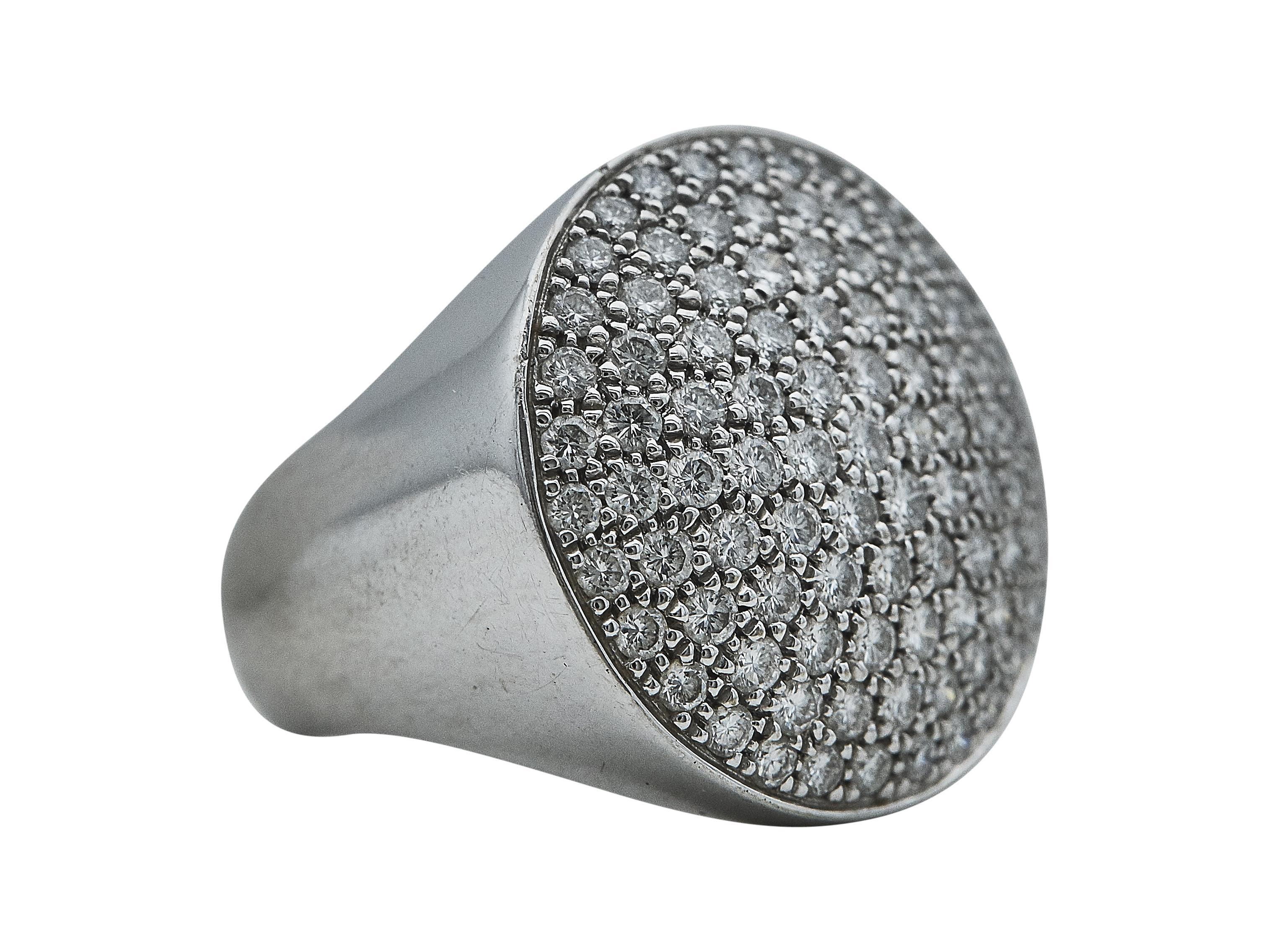 Der Ring: Ein Cartier Jeton Sauvage Ring mit rundem Brillantpavé und achtzehn Karat Weißgold.

Sie wird begleitet von ihrer...
Originalverpackung

Der Ring ist in sehr gutem Zustand mit mäßiger Abnutzung der Oberfläche einschließlich einiger