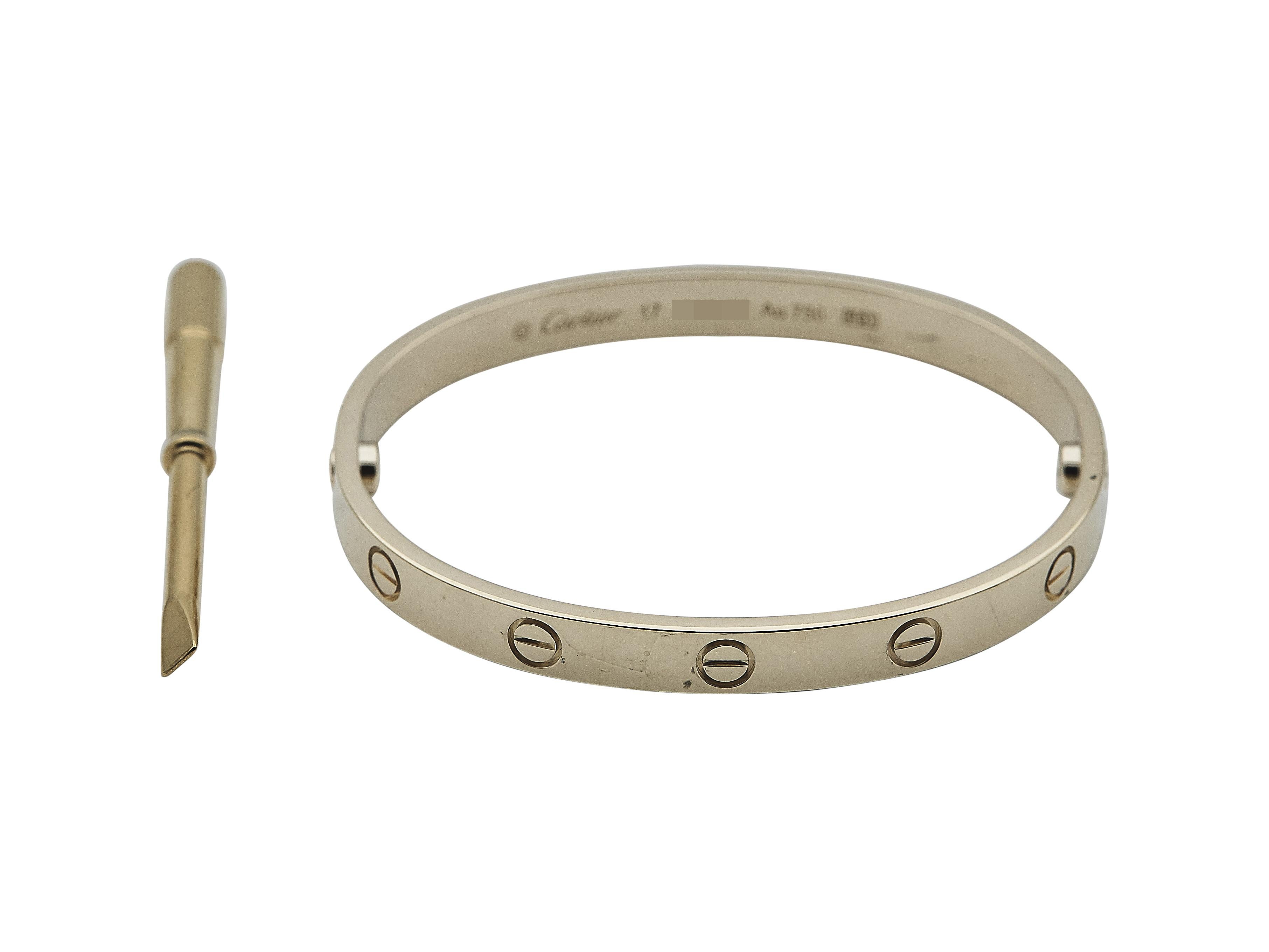 Le bracelet : Un bracelet bangle Cartier Love conçu en or jaune dix-huit carats. Ce modèle Classic est une taille 17.

Le bracelet est en excellent état, avec seulement quelques rayures mineures qui sont attendues avec l'usure normale.

Accompagné