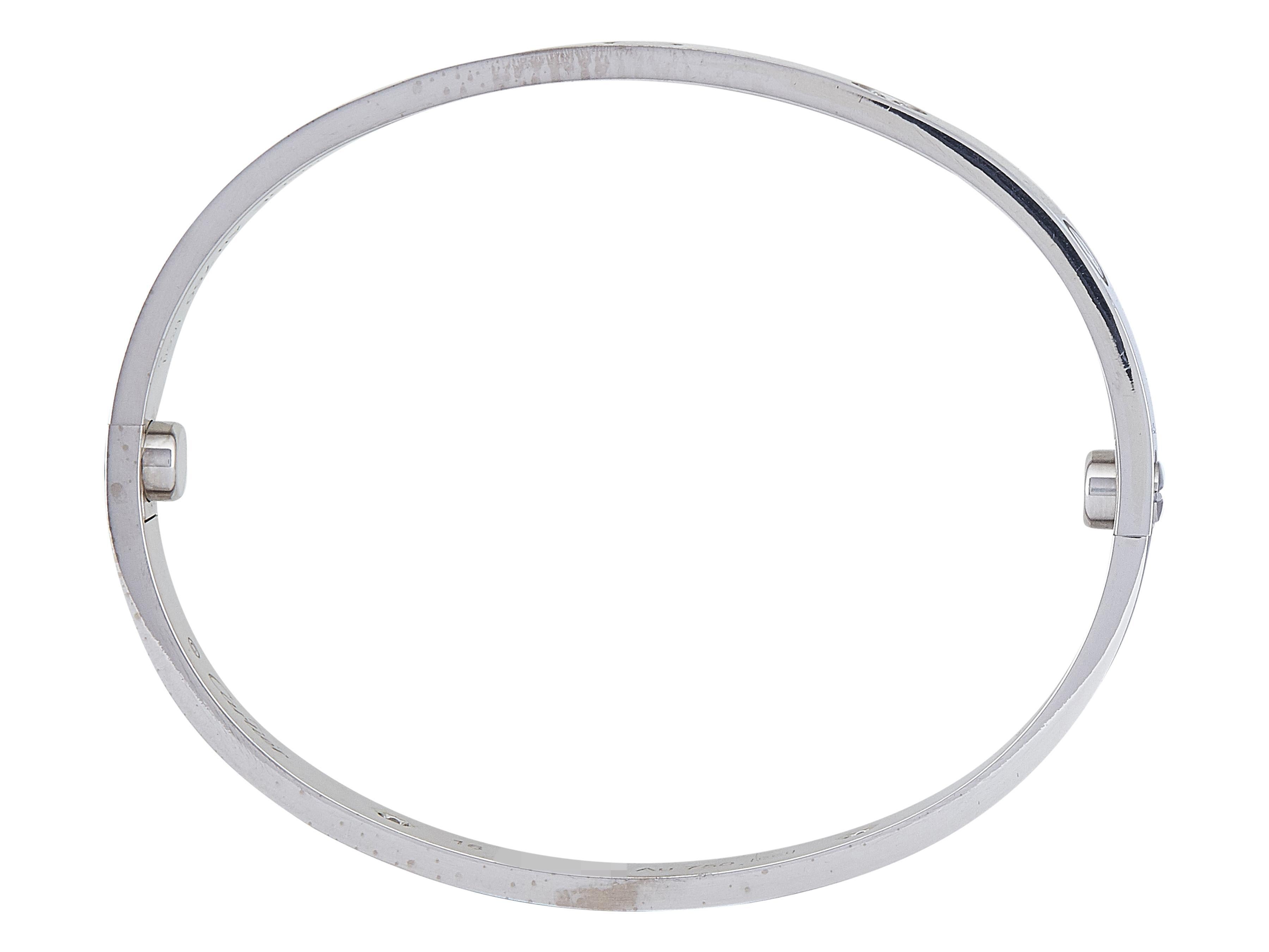 Der Armreif: Ein Cartier Love-Armband aus achtzehn Karat Weißgold, besetzt mit vier runden Diamanten im Brillantschliff. Dieses Classic-Modell hat die Größe 16.

Das Armband ist in sehr gutem Zustand mit mäßiger Oberflächenabnutzung.

Begleitet
