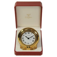 Reloj de viaje circular de oro Cartier con caja roja Cartier