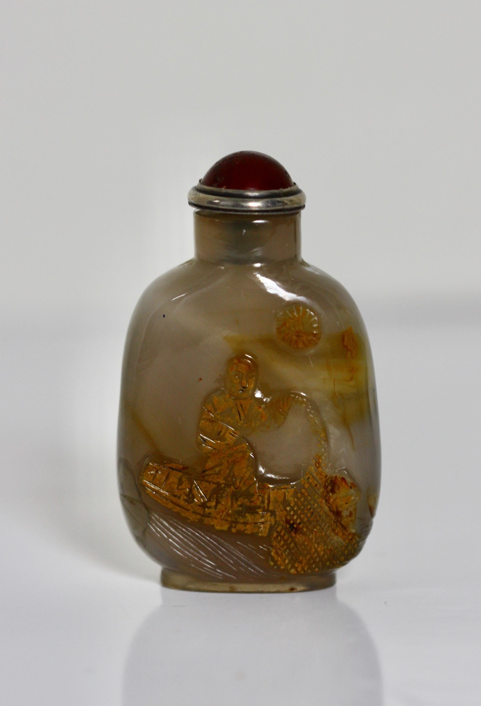 Une bouteille à priser en agate sculptée
Chinois, dynastie Qing
de forme sphérique bien creusée, sculptée en bas-relief sur un côté d'un garçon lançant un filet de pêche, avec bouchon
Mesures : Hauteur 6,5 cm.
