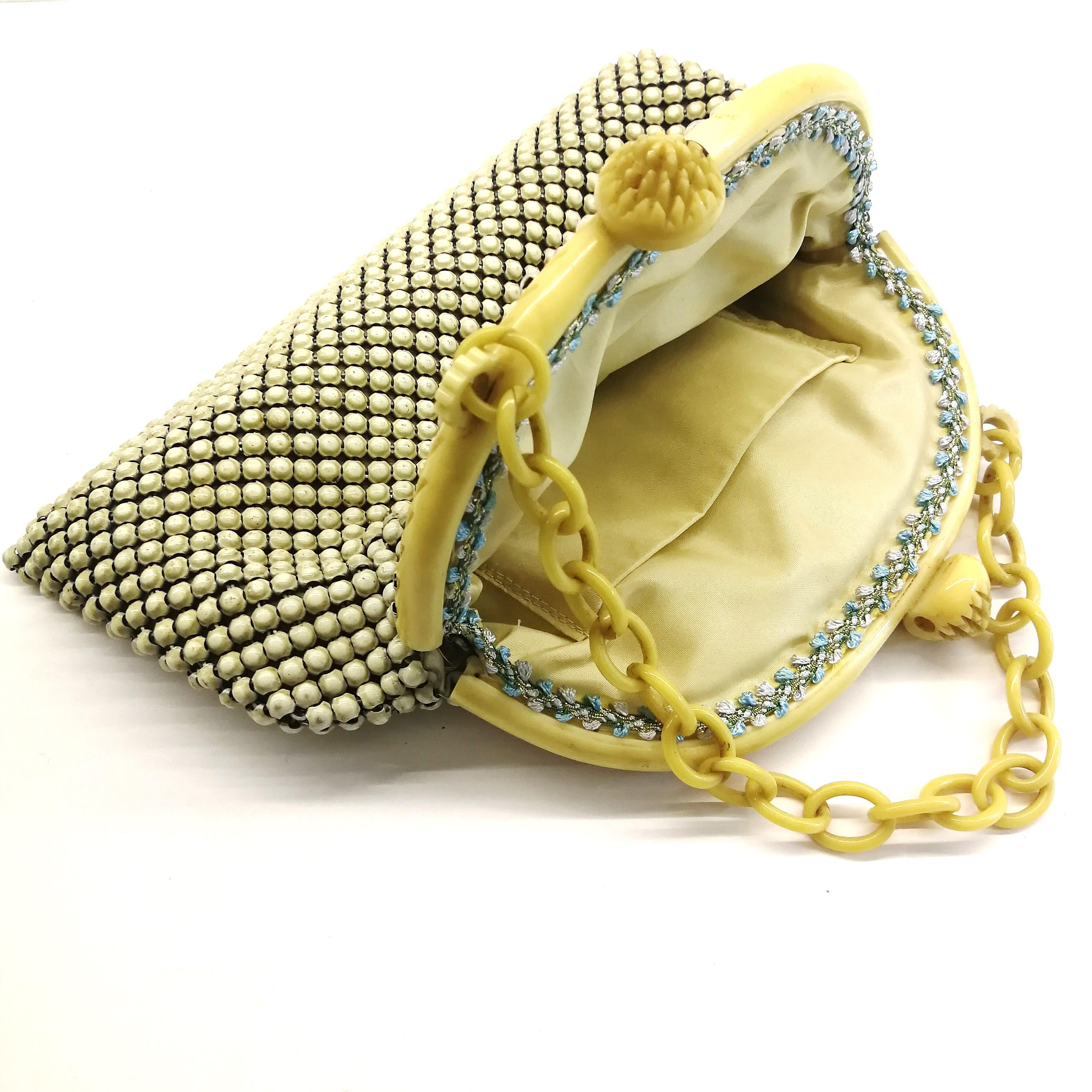 Handtasche aus geschnitztem Bakelit mit Rahmen und cremefarben emailliertem Netz, 1930er Jahre. Damen im Angebot