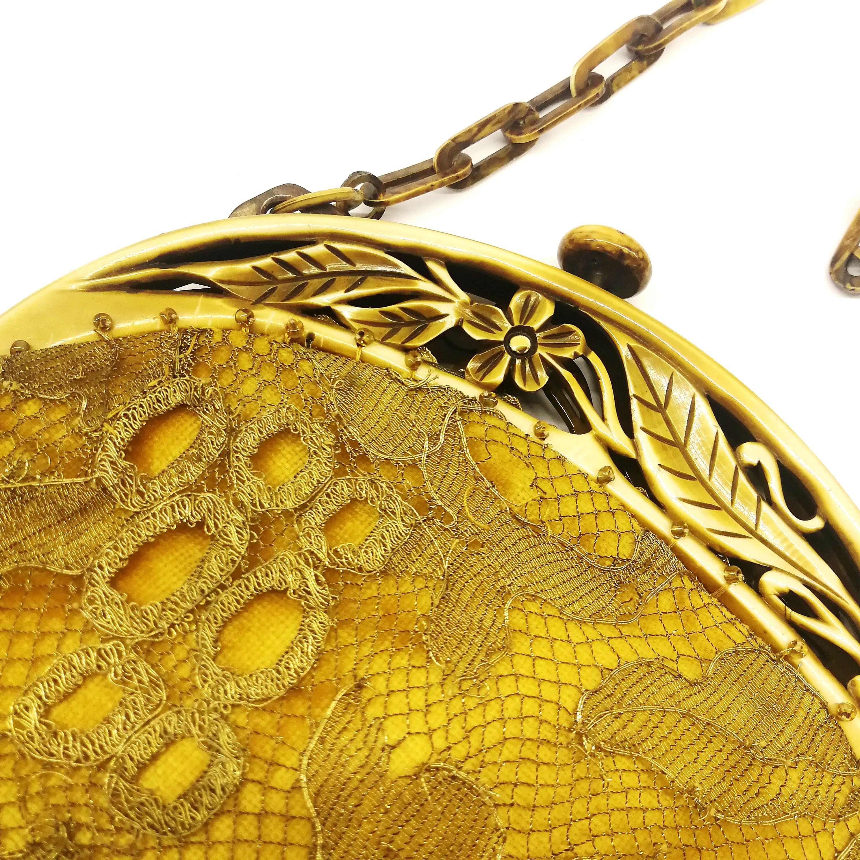 Eine bezaubernde und sehr dekorative Handtasche aus goldener/bernsteinfarbener Seide  Samt, der mit einem Schleier oder einer Netzschicht überzogen ist, was der Handtasche eine besondere Feinheit und Tiefe verleiht. Gekrönt mit einer schönen