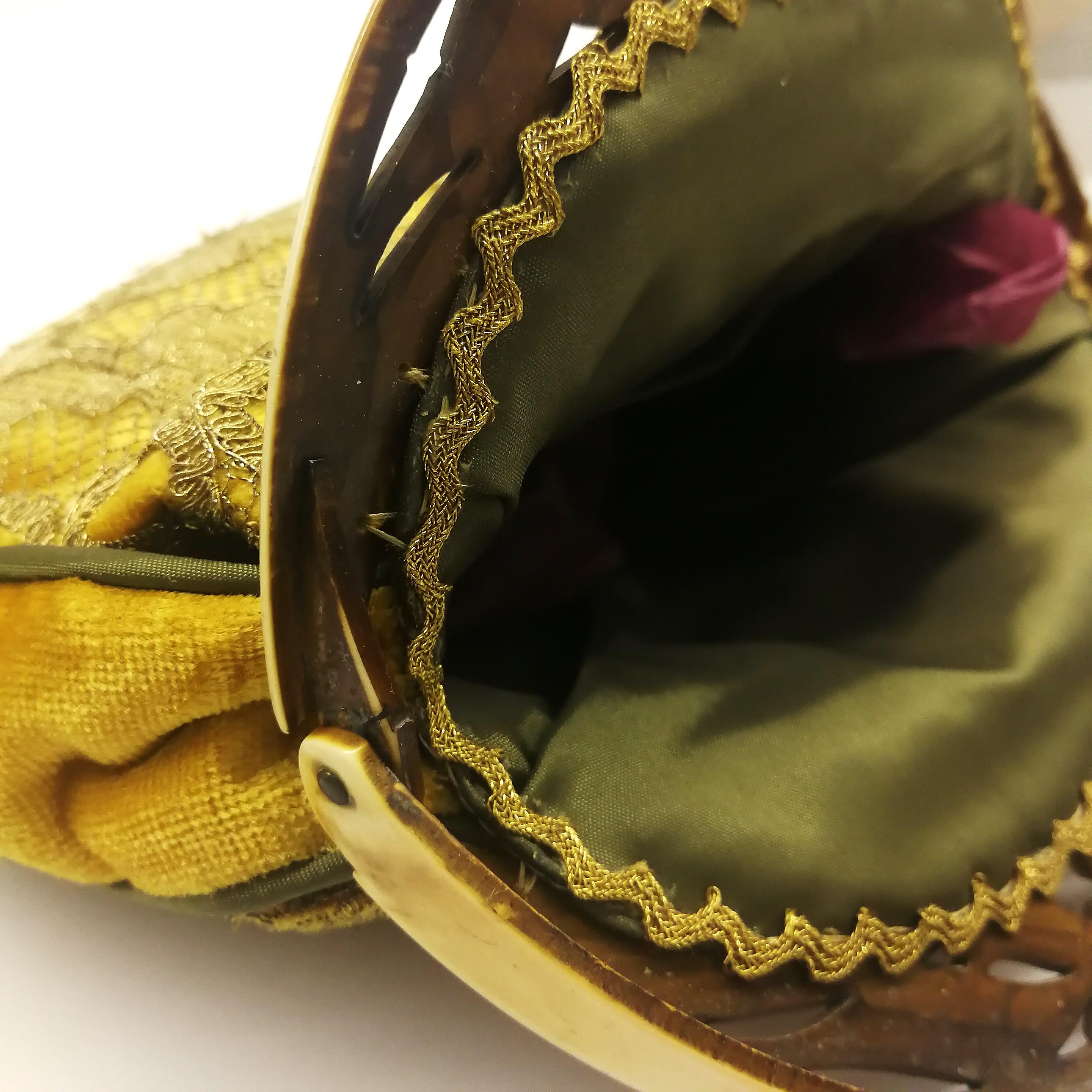Handtasche aus geschnitztem Bakelit mit gerahmtem goldenem Samt, Frankreich, 1920er Jahre im Angebot 2