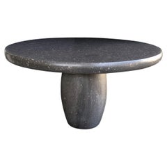 Table de salle à manger/table d'appoint ronde sculptée en pierre bleue belge avec base en forme de tonneau