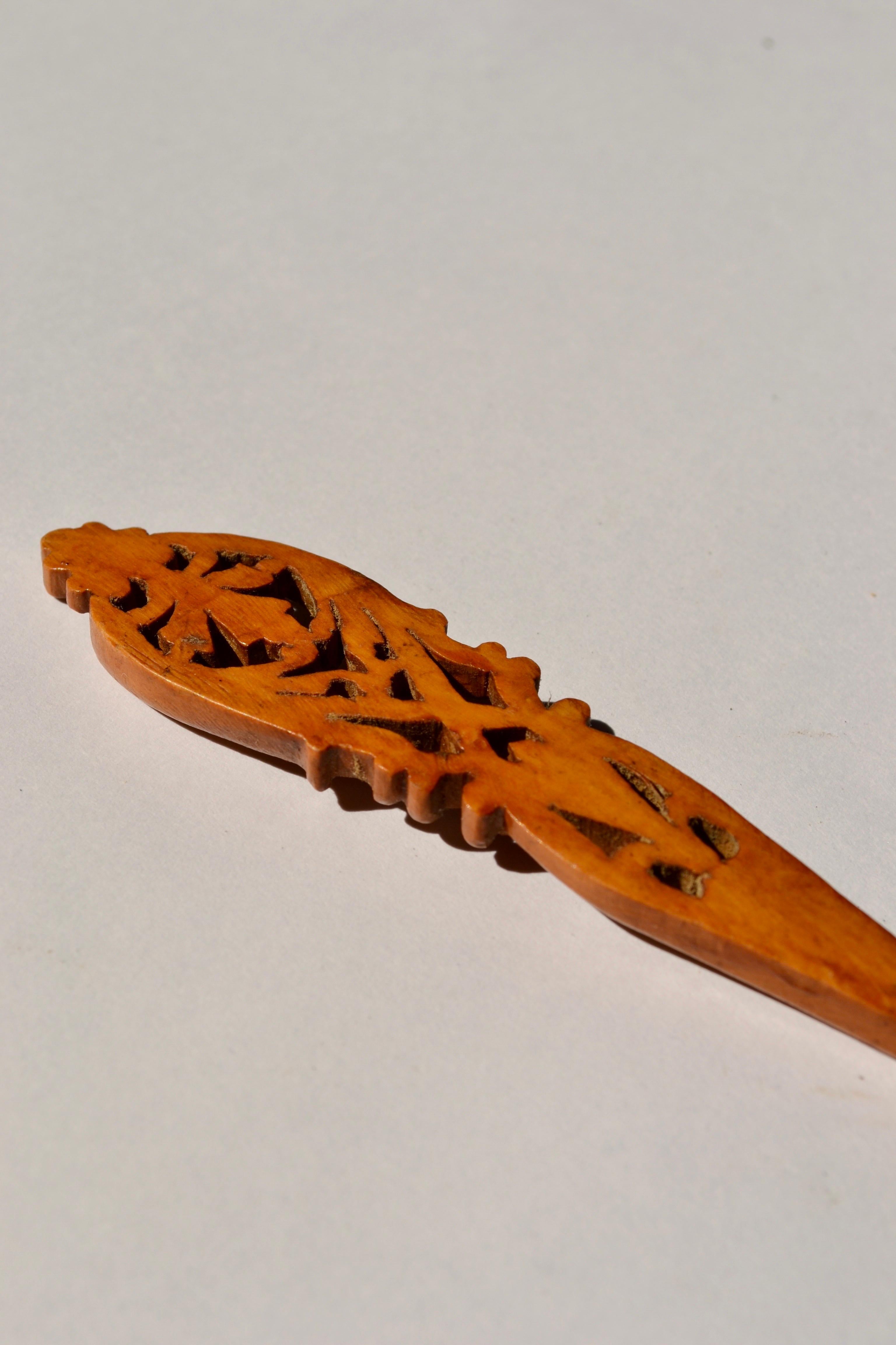 A Carved boxwood spoon - late 19th century - France. In Good Condition For Sale In SOTTEVILLE-LÈS-ROUEN, FR