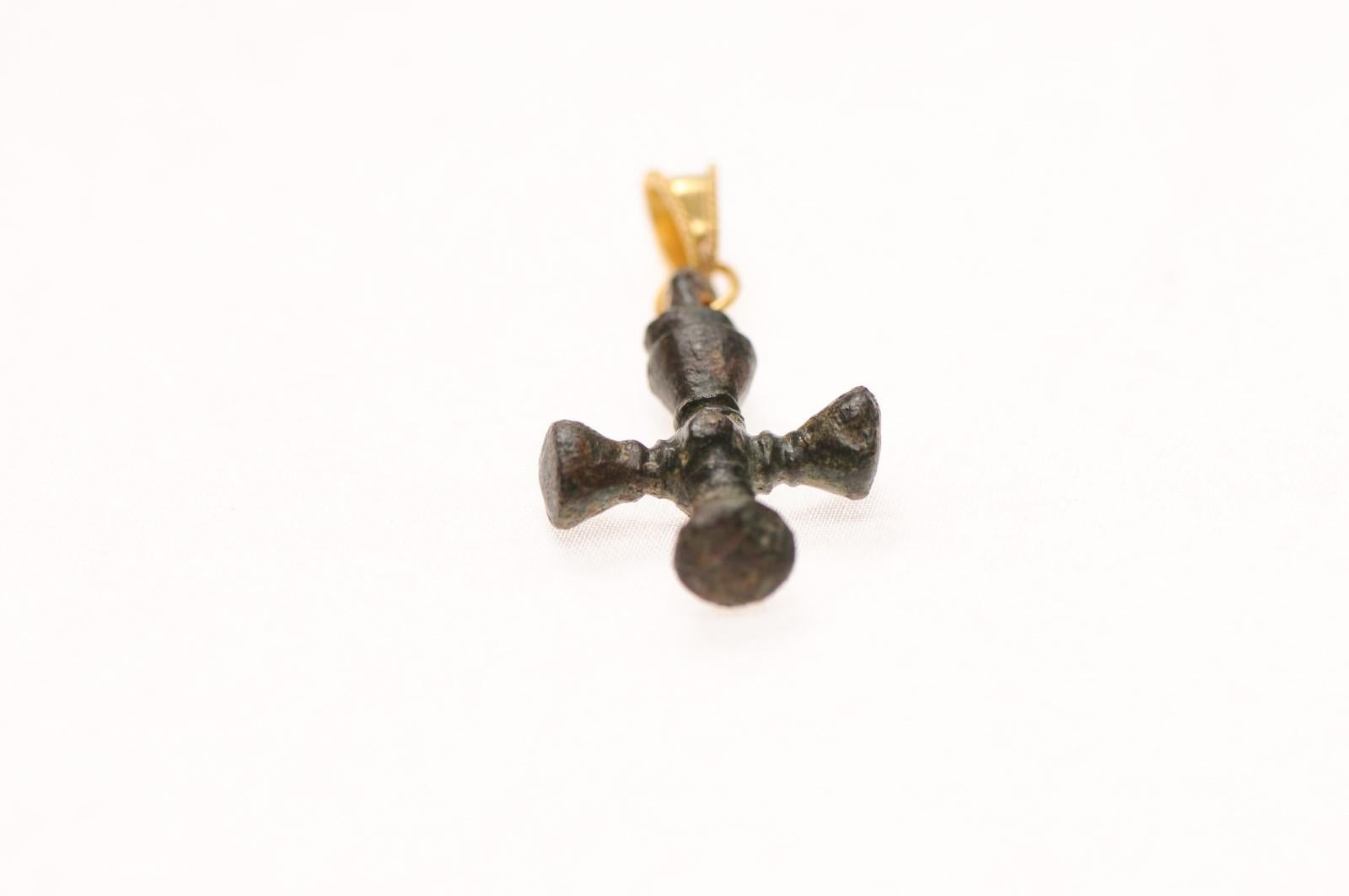 Croix byzantine sculptée en bronze avec voile 21 carats en vente 6