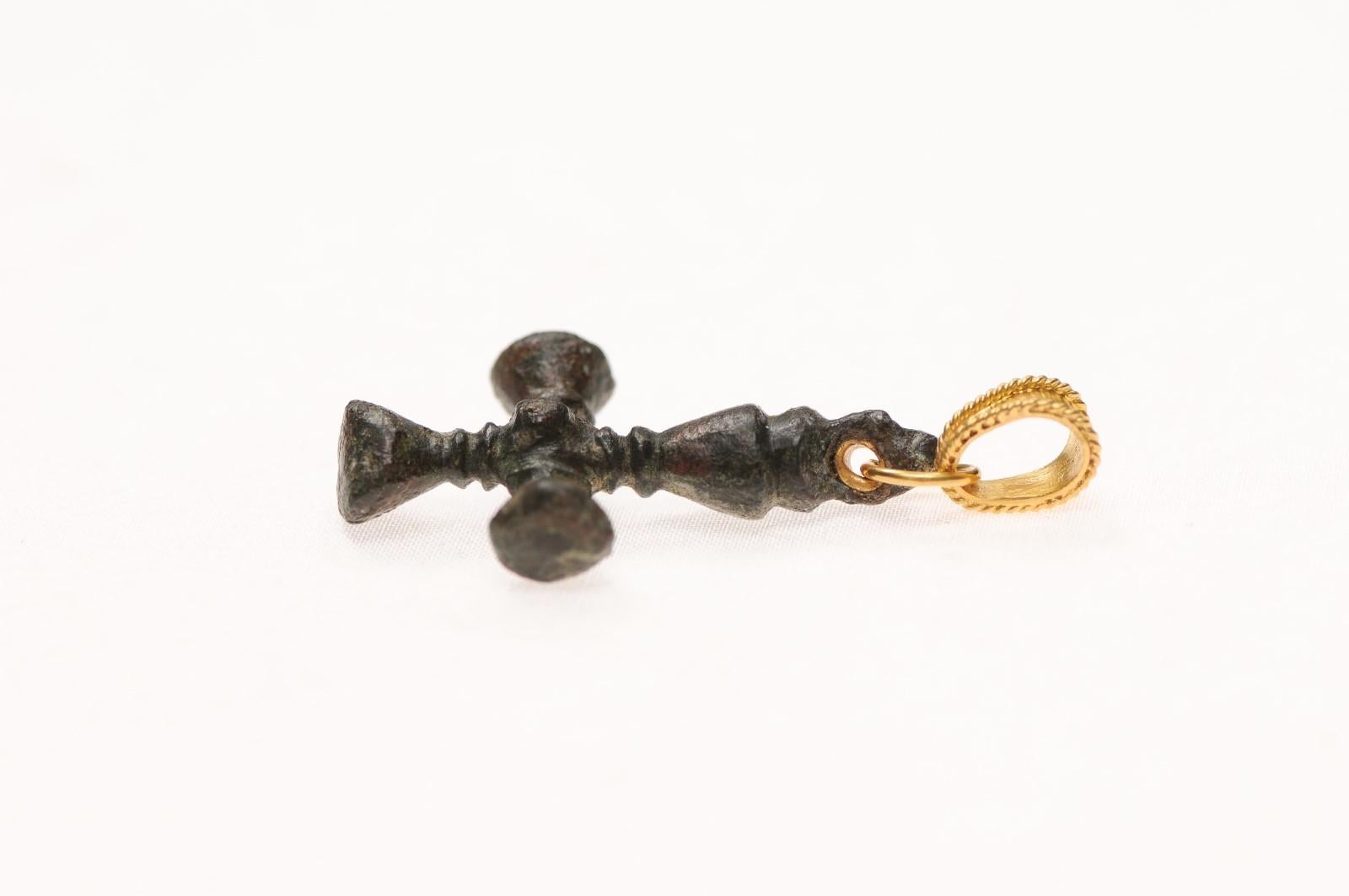 Croix byzantine sculptée en bronze avec voile 21 carats en vente 7