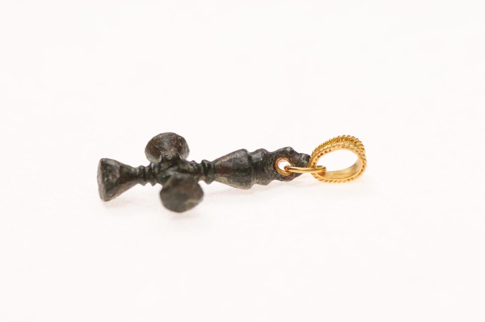 Croix byzantine sculptée en bronze avec voile 21 carats en vente 9
