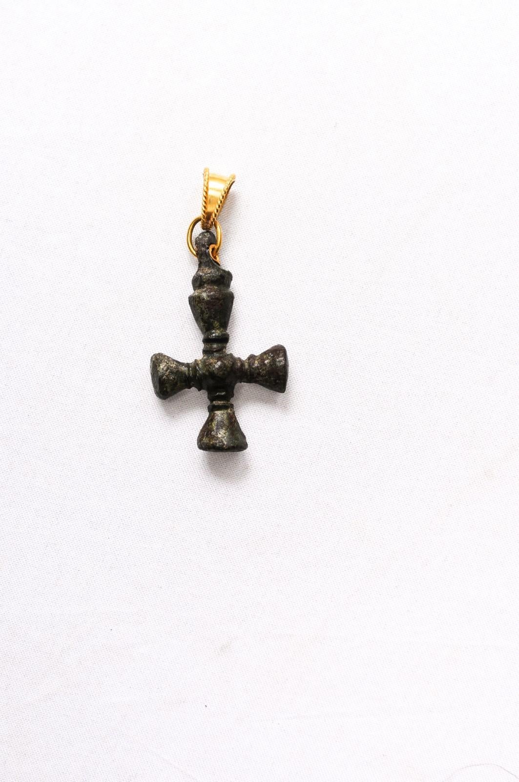 Croix byzantine sculptée en bronze avec voile 21 carats en vente 10