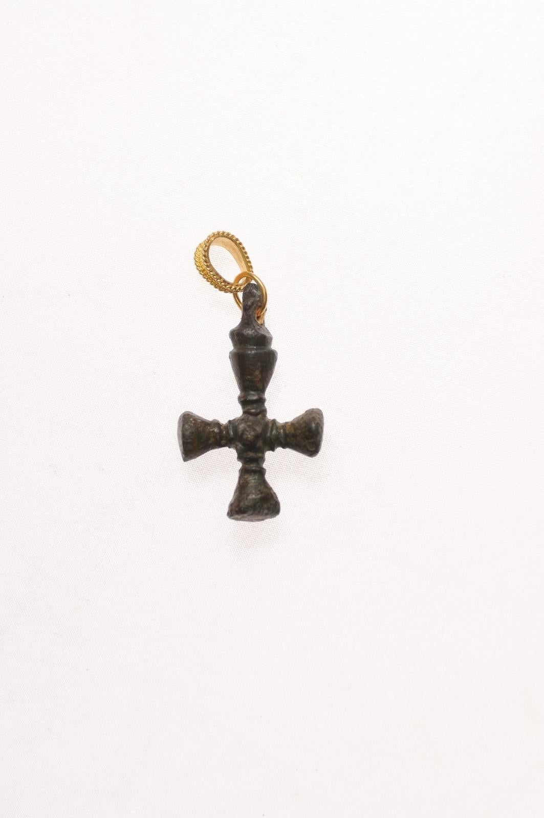 Croix byzantine sculptée en bronze avec voile 21 carats en vente 11