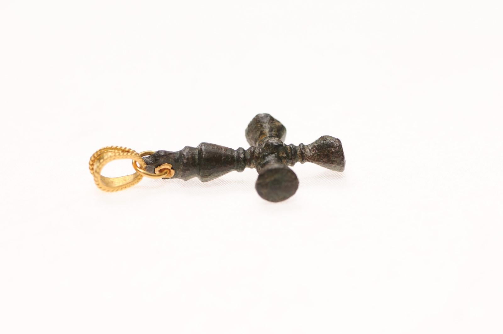 Byzantin Croix byzantine sculptée en bronze avec voile 21 carats en vente