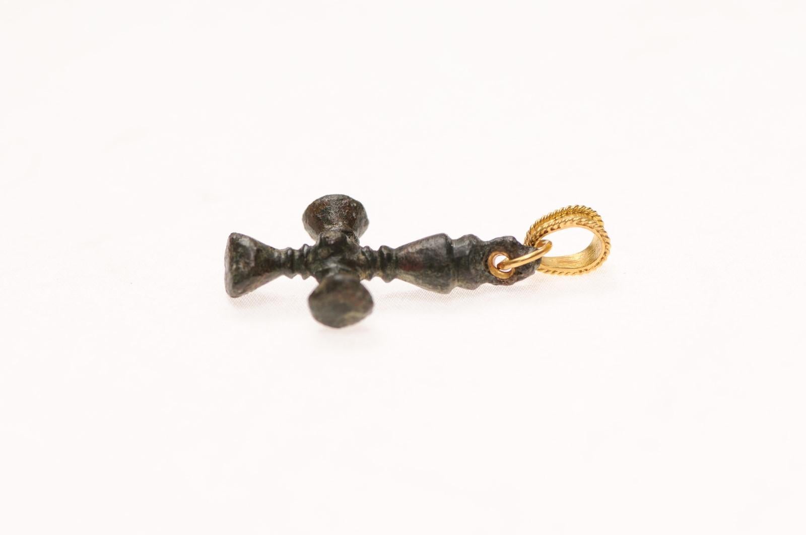 Croix byzantine sculptée en bronze avec voile 21 carats Unisexe en vente