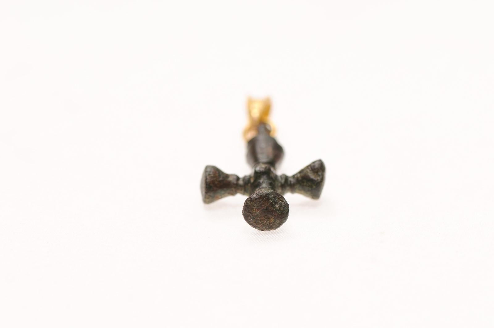 Croix byzantine sculptée en bronze avec voile 21 carats en vente 1