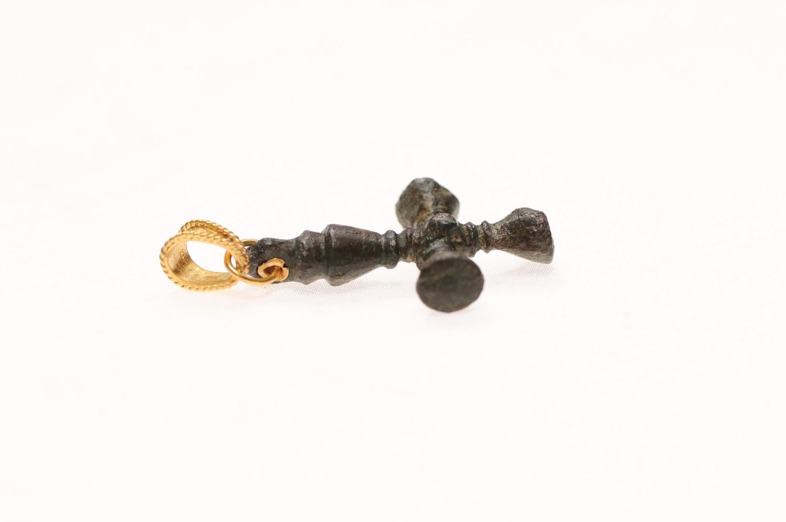 Croix byzantine sculptée en bronze avec voile 21 carats en vente 2