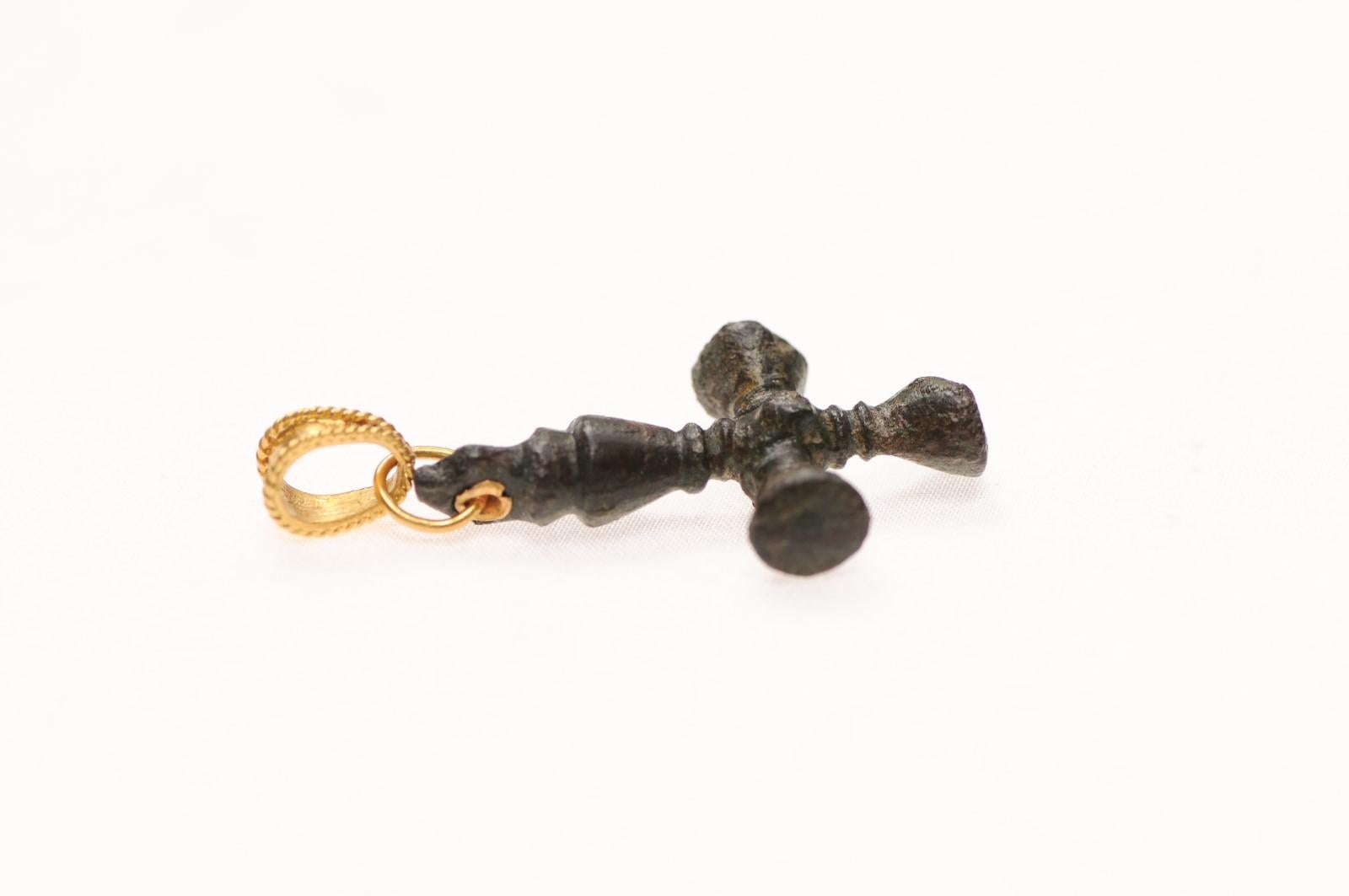 Croix byzantine sculptée en bronze avec voile 21 carats en vente 4