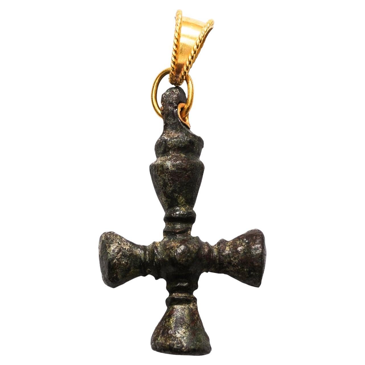 Cruz bizantina de bronce tallado con diadema de 21 quilates