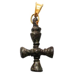Croix byzantine sculptée en bronze avec voile 21 carats