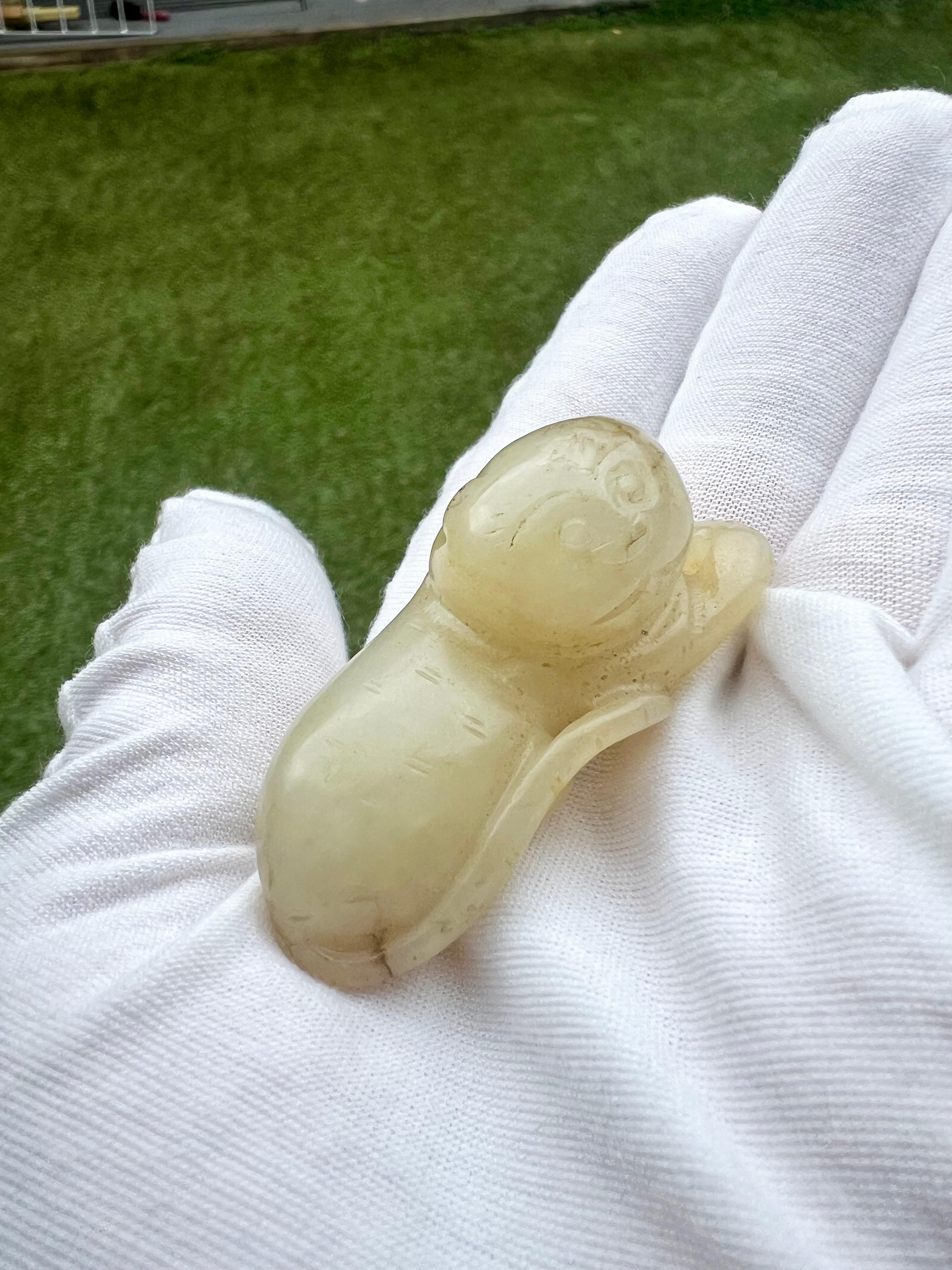 Figura di gatto supino in giada celadon intagliata Cina, dinastia Qing (1644-1912) in vendita 4