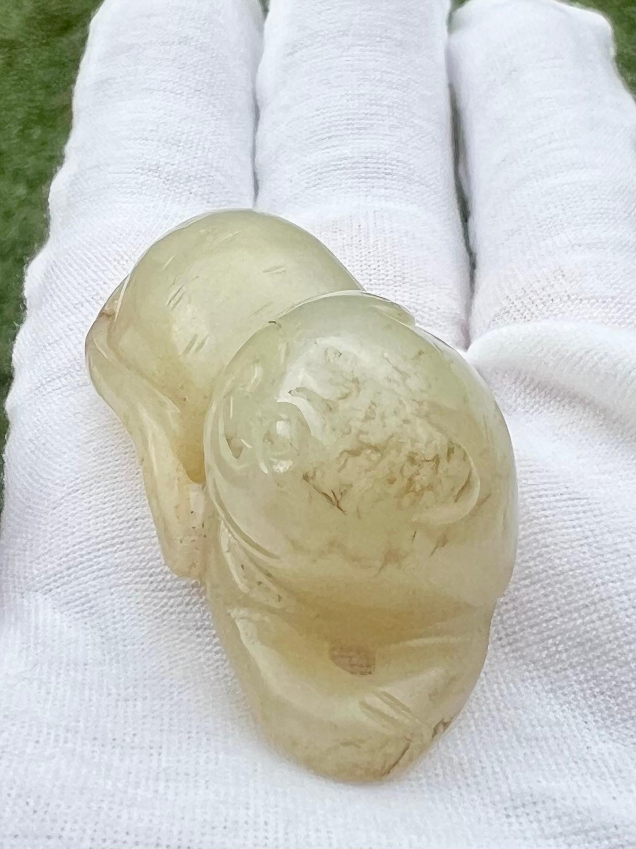 Figura di gatto supino in giada celadon intagliata Cina, dinastia Qing (1644-1912) in vendita 6