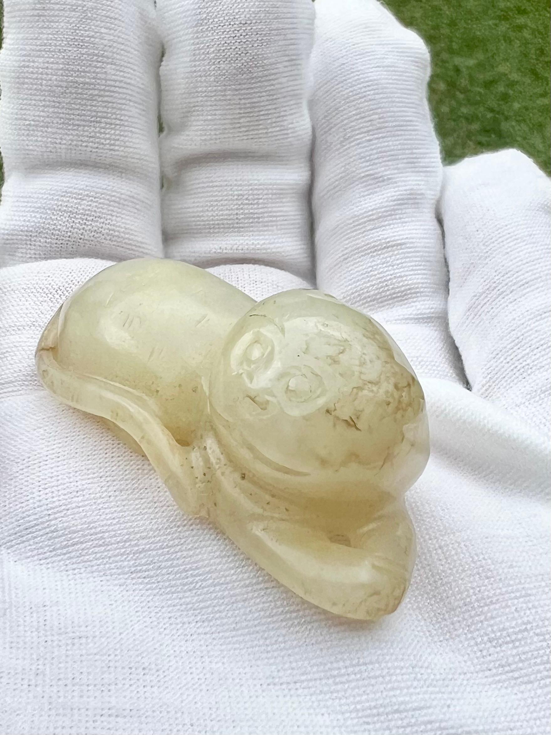 Figura di gatto supino in giada celadon intagliata Cina, dinastia Qing (1644-1912) in vendita 7