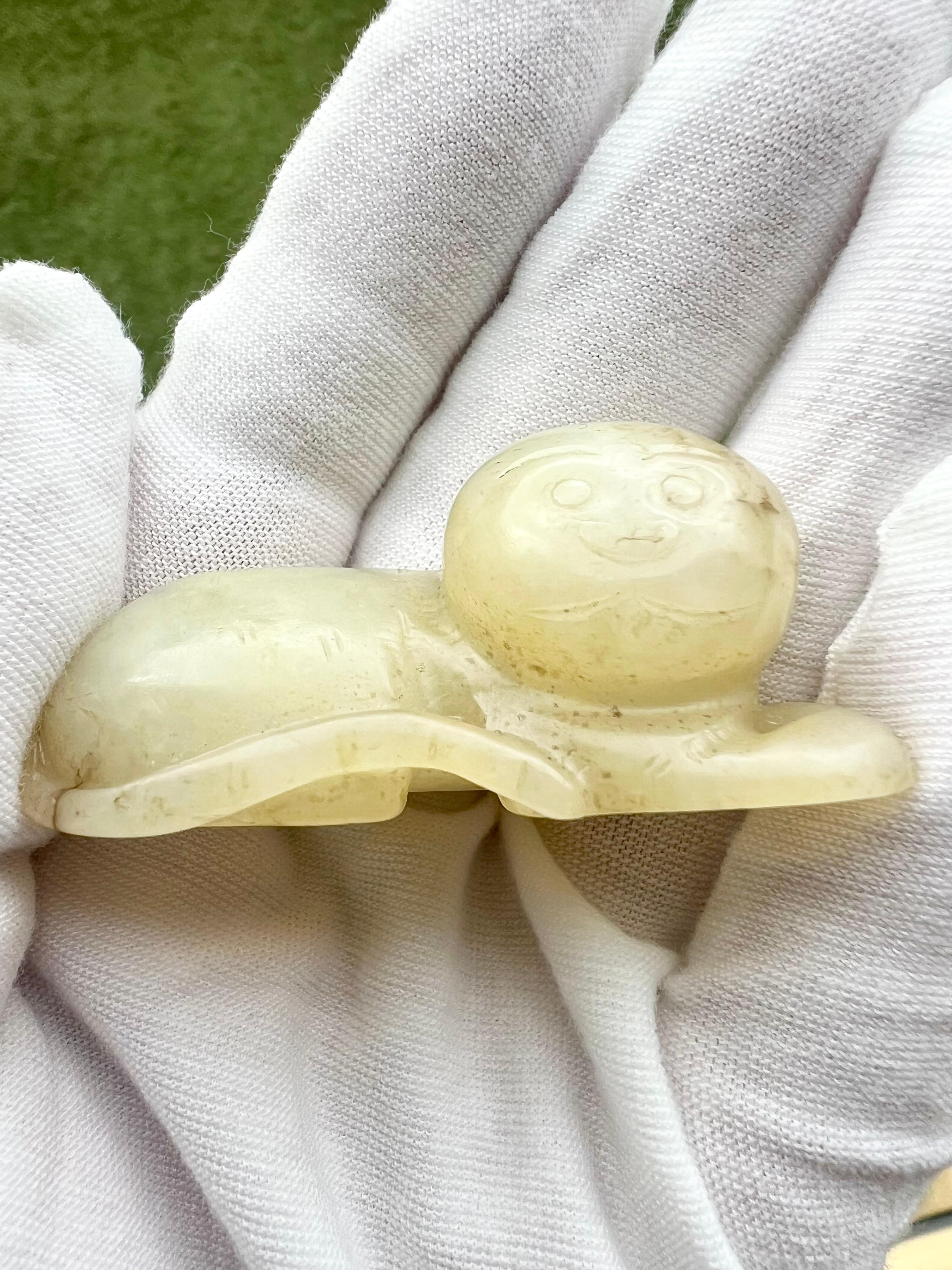 Figura di gatto supino in giada celadon intagliata Cina, dinastia Qing (1644-1912) in vendita 8