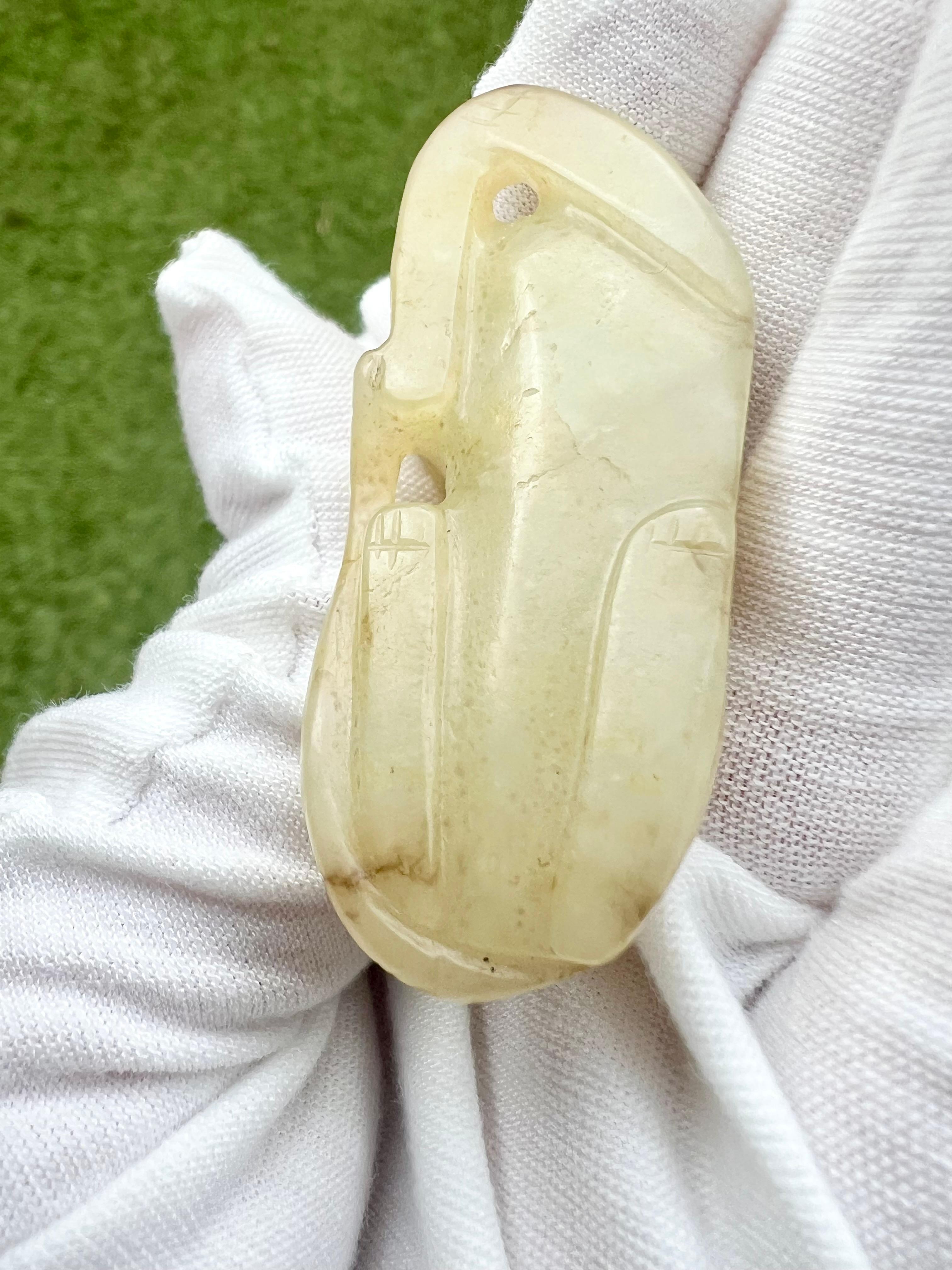 Figura di gatto supino in giada celadon intagliata Cina, dinastia Qing (1644-1912) in vendita 10