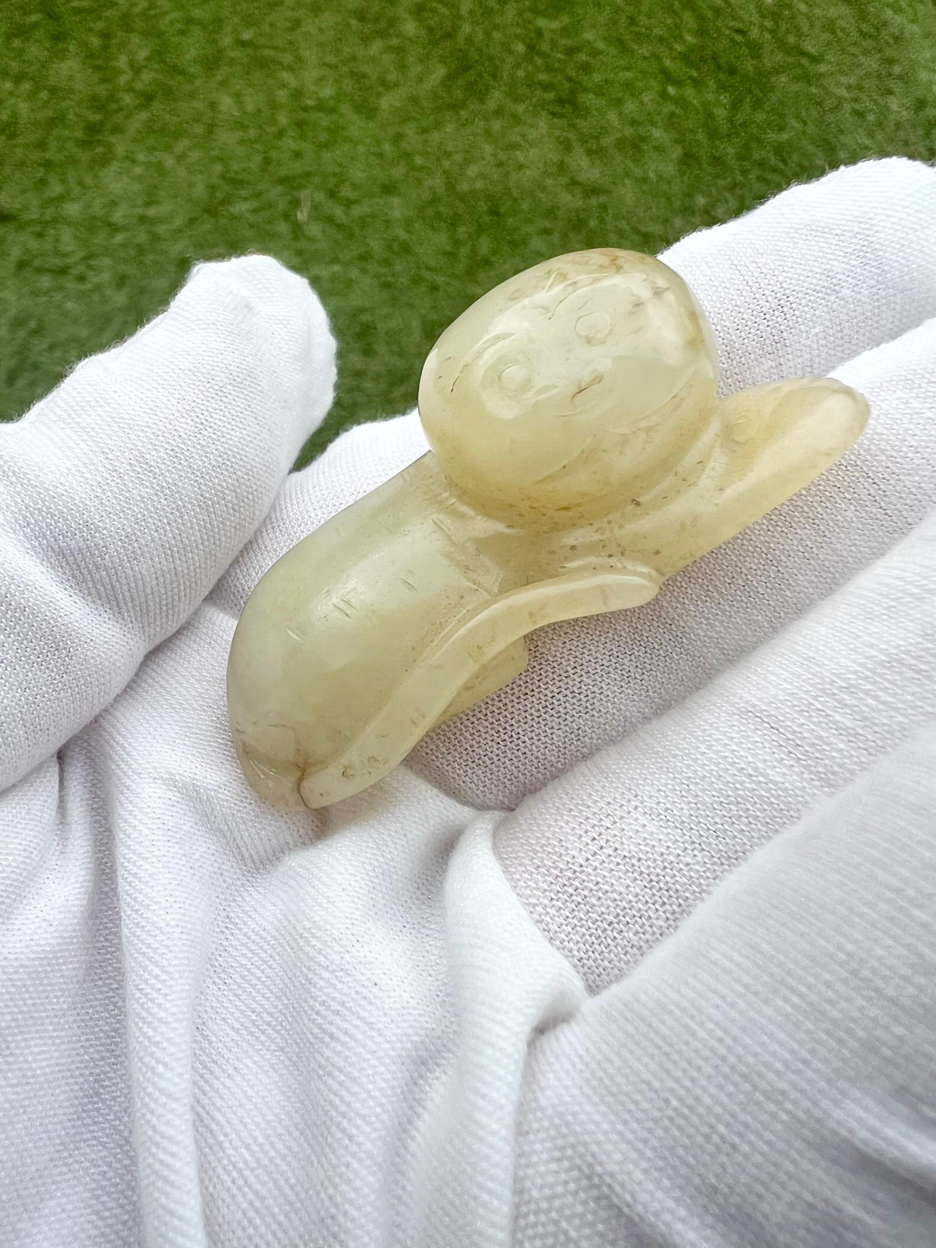 Figura di gatto supino in giada celadon intagliata Cina, dinastia Qing (1644-1912) in vendita 11