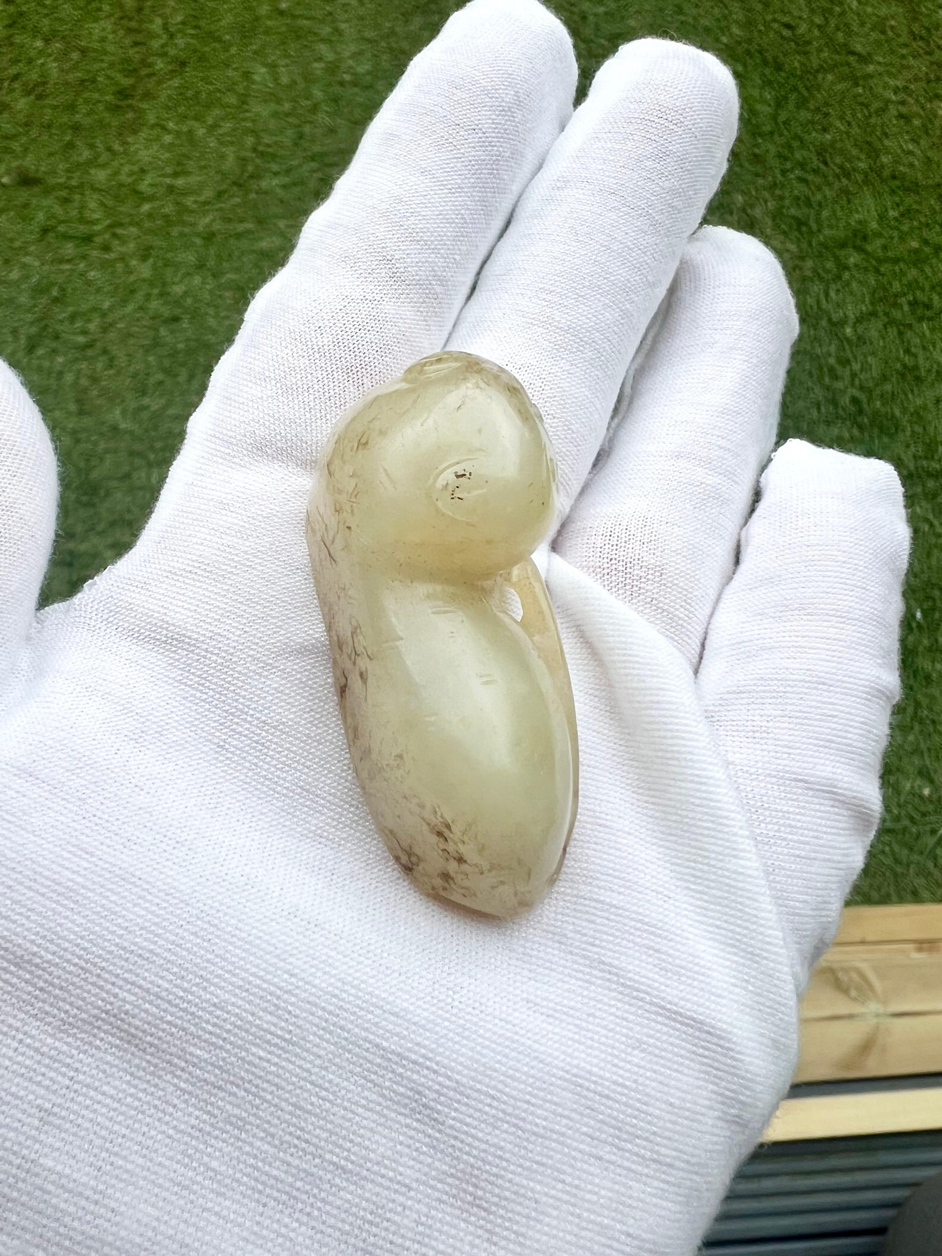 Figura di gatto supino in giada celadon intagliata Cina, dinastia Qing (1644-1912) in vendita 13