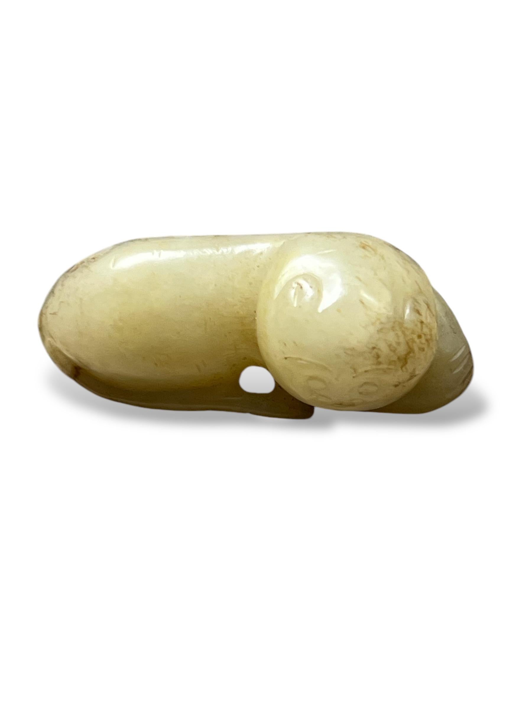 Intagliato a mano Figura di gatto supino in giada celadon intagliata Cina, dinastia Qing (1644-1912) in vendita