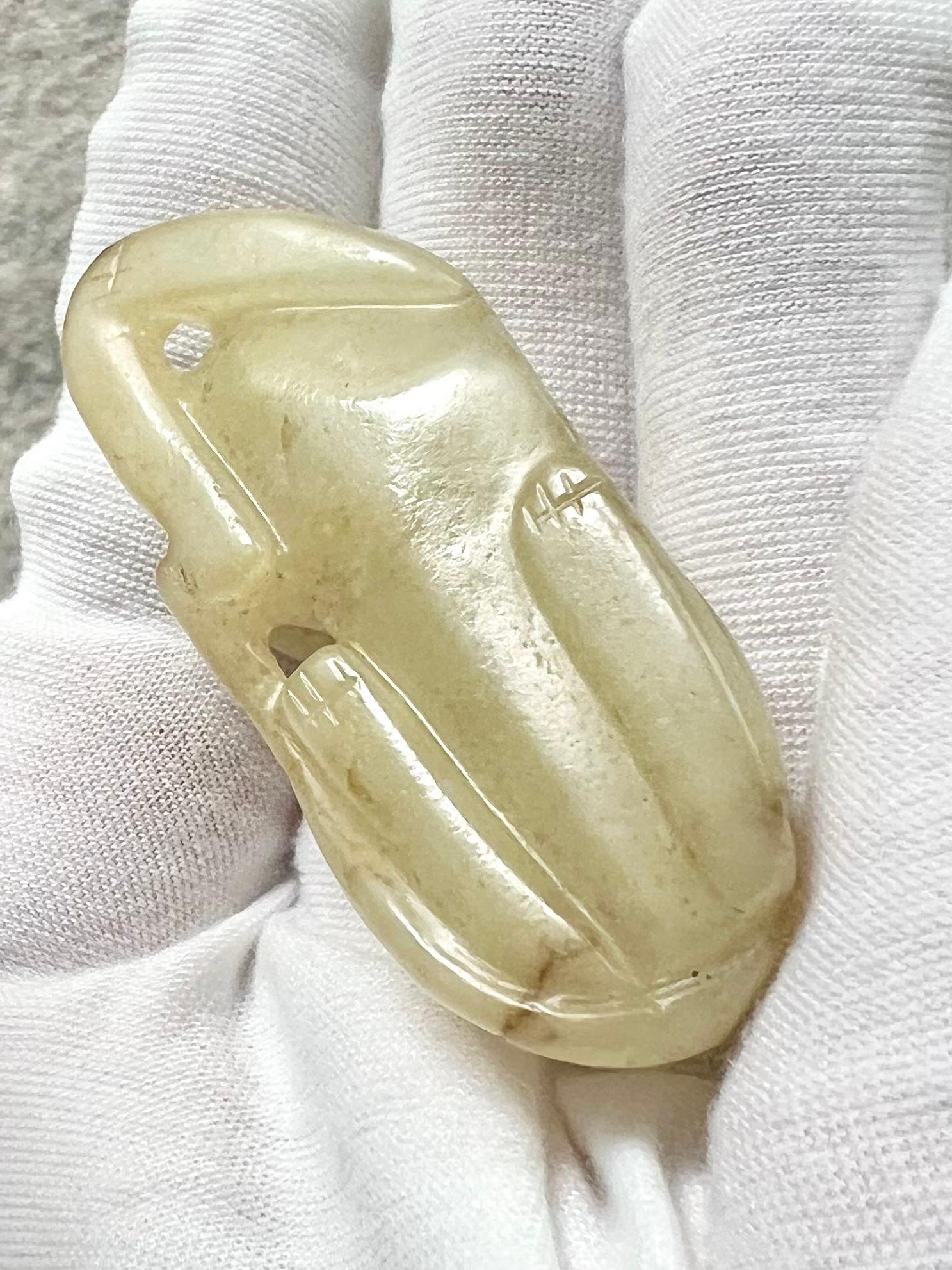 Figura di gatto supino in giada celadon intagliata Cina, dinastia Qing (1644-1912) In condizioni buone in vendita a London, GB