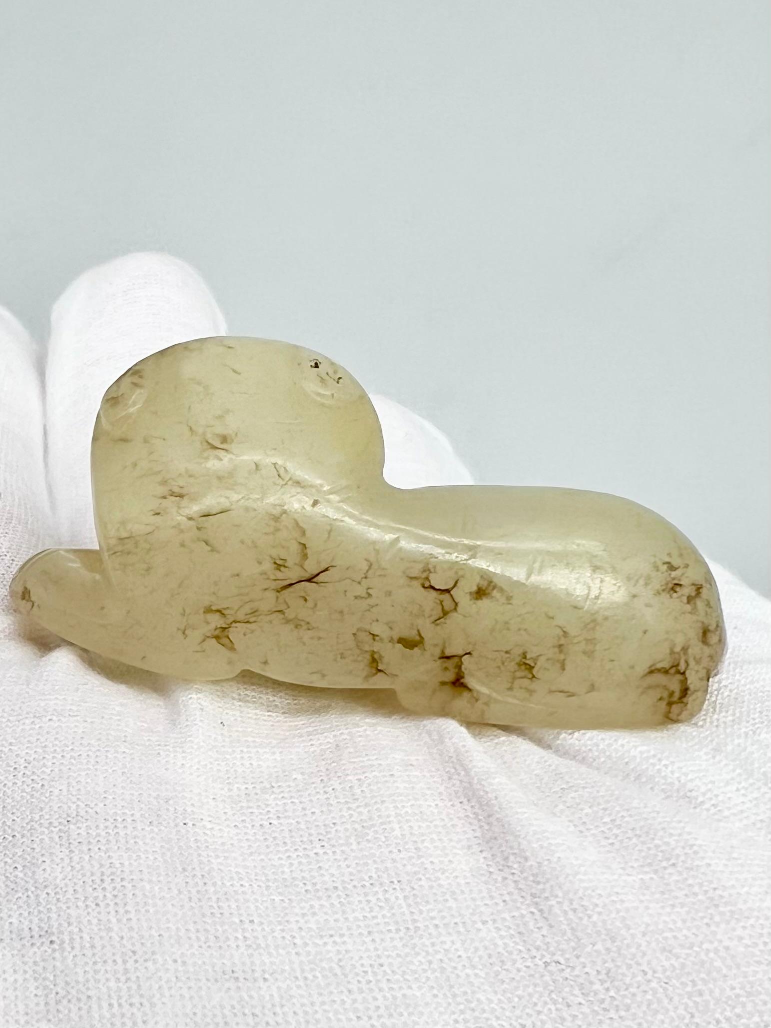 XIX secolo Figura di gatto supino in giada celadon intagliata Cina, dinastia Qing (1644-1912) in vendita