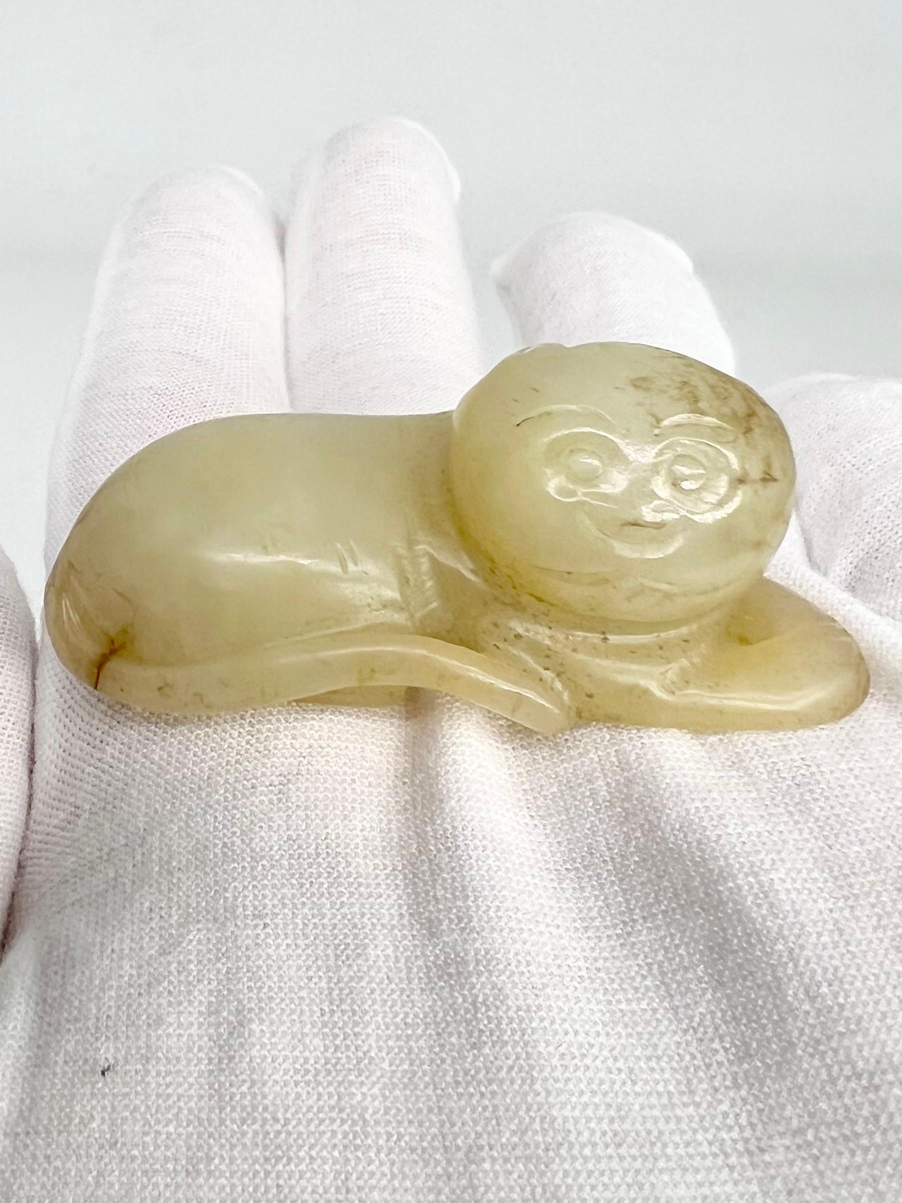 Giada Figura di gatto supino in giada celadon intagliata Cina, dinastia Qing (1644-1912) in vendita