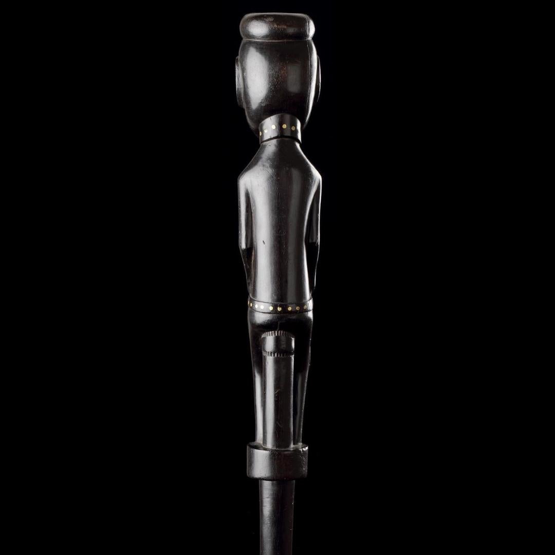 A Carved Ebony Prestige Staff Depicting an Important Elder or Leader In Good Condition For Sale In London, GB