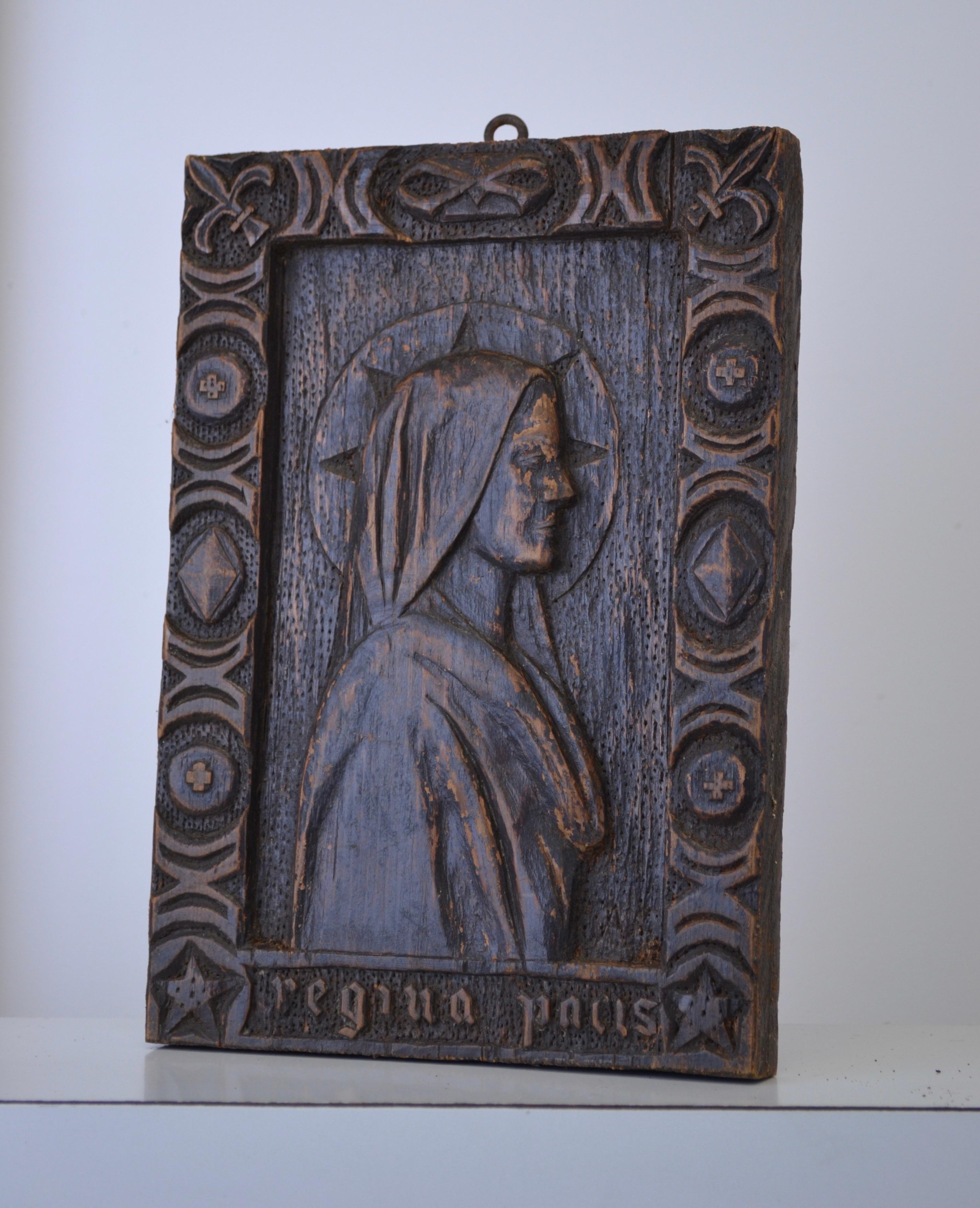 Néo-gothique Bas-relief en bois de sapin sculpté avec le profil de la Vierge Marie - Italie - 1960 en vente
