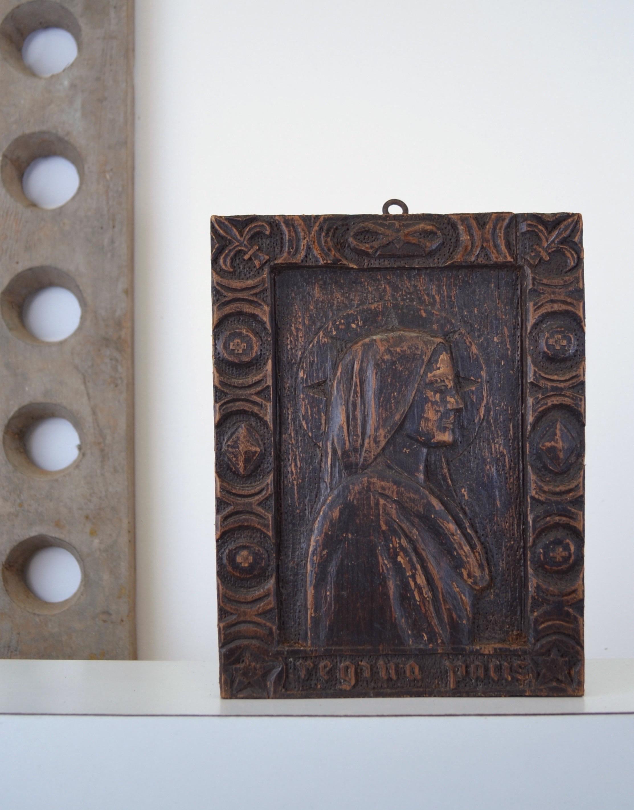 italien Bas-relief en bois de sapin sculpté avec le profil de la Vierge Marie - Italie - 1960 en vente